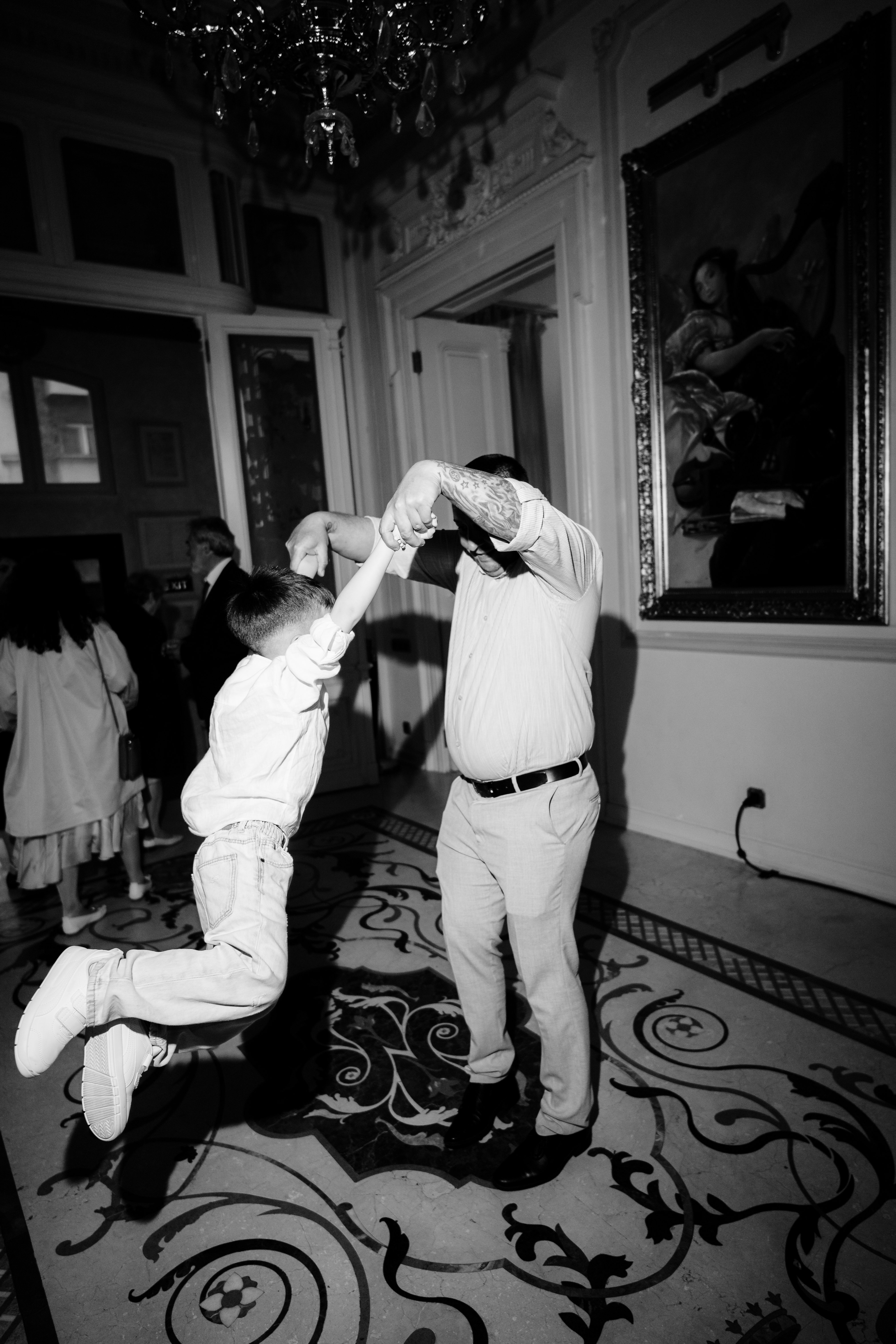 Copil dans alb negru salon palatul noblesse — Palatul Noblesse