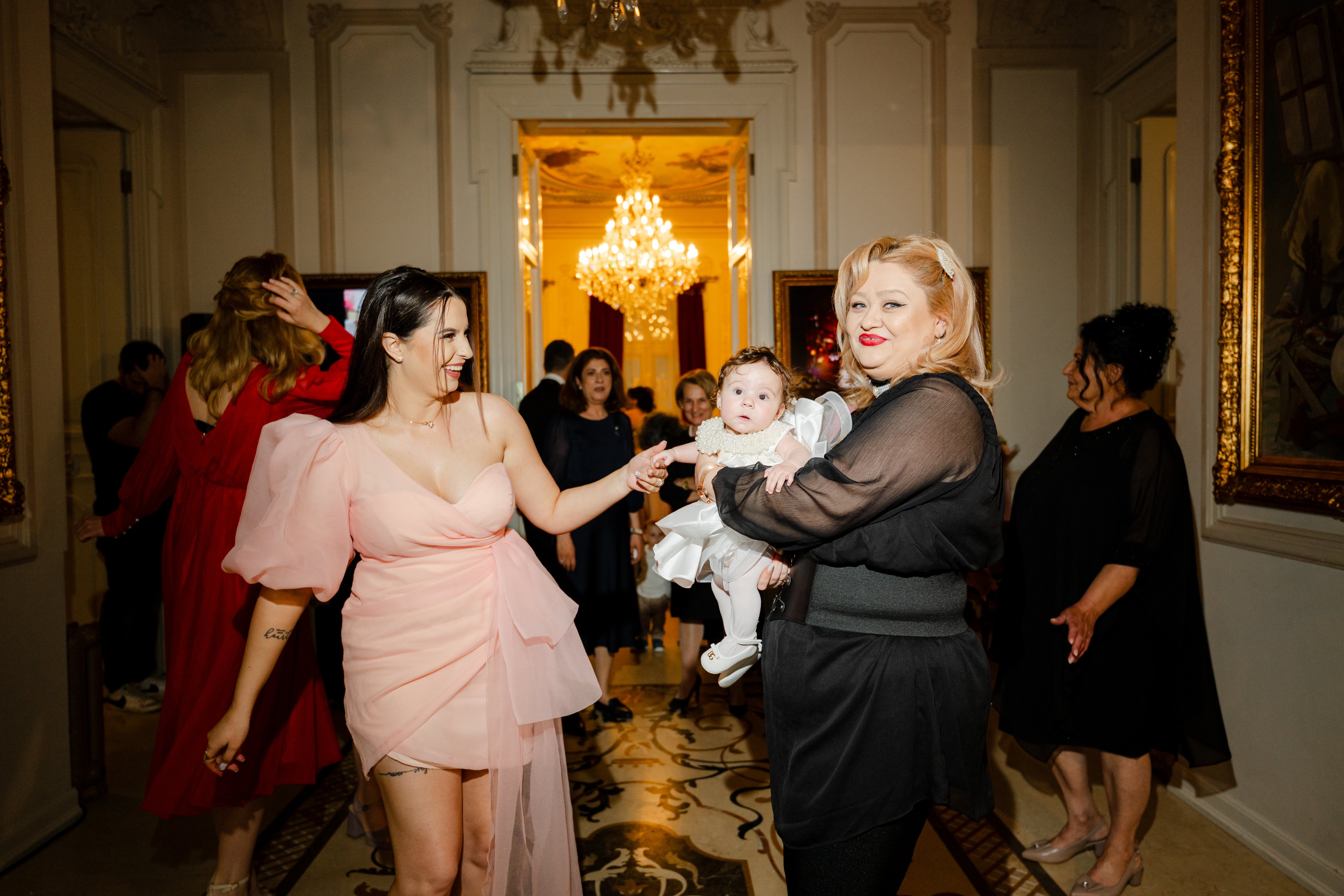 Dans petrecere botez salon aurit candelabru palatul noblesse — Palatul Noblesse