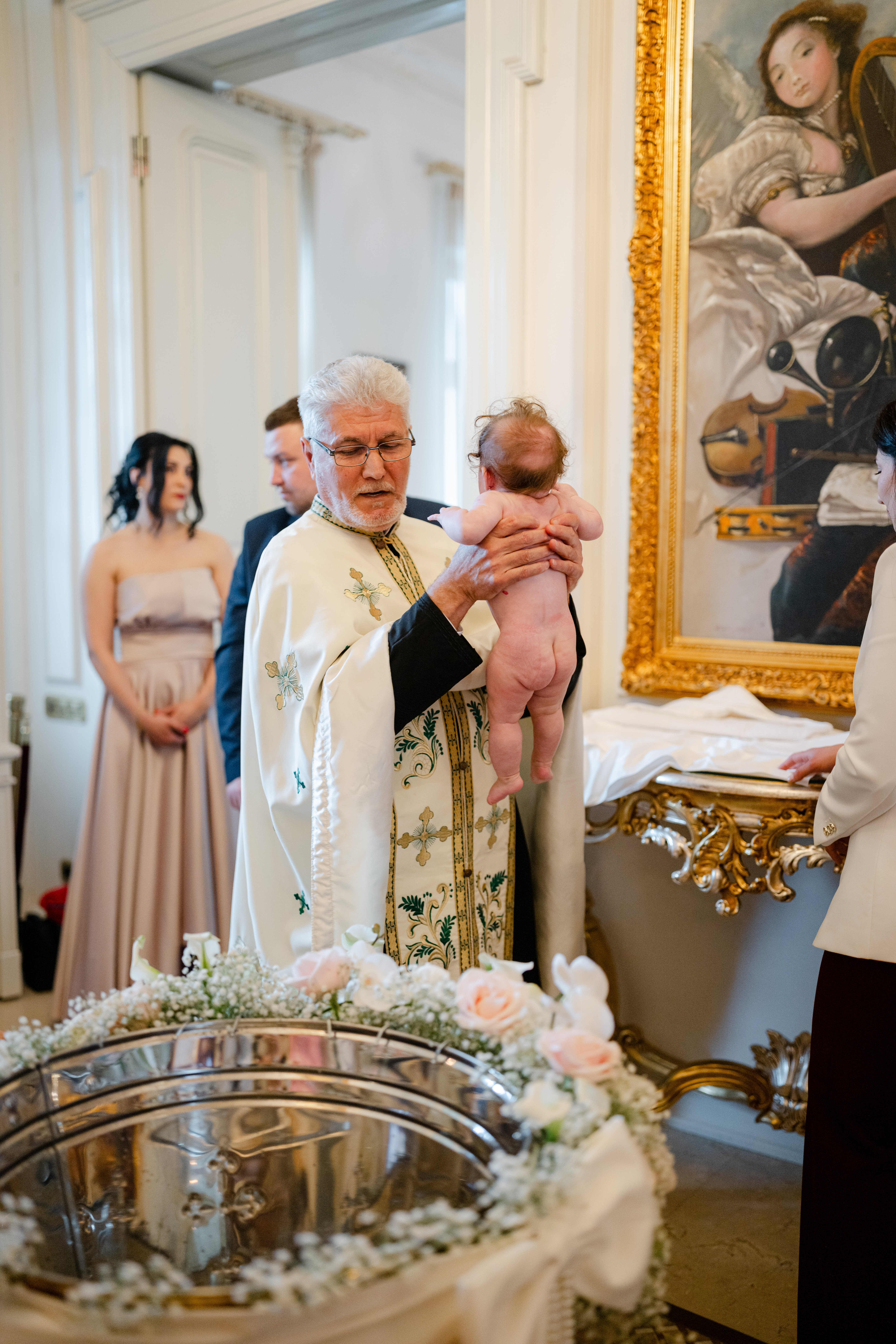 Preot la cristelniță cu trandafiri albi — ceremonie botez Palatul Noblesse București