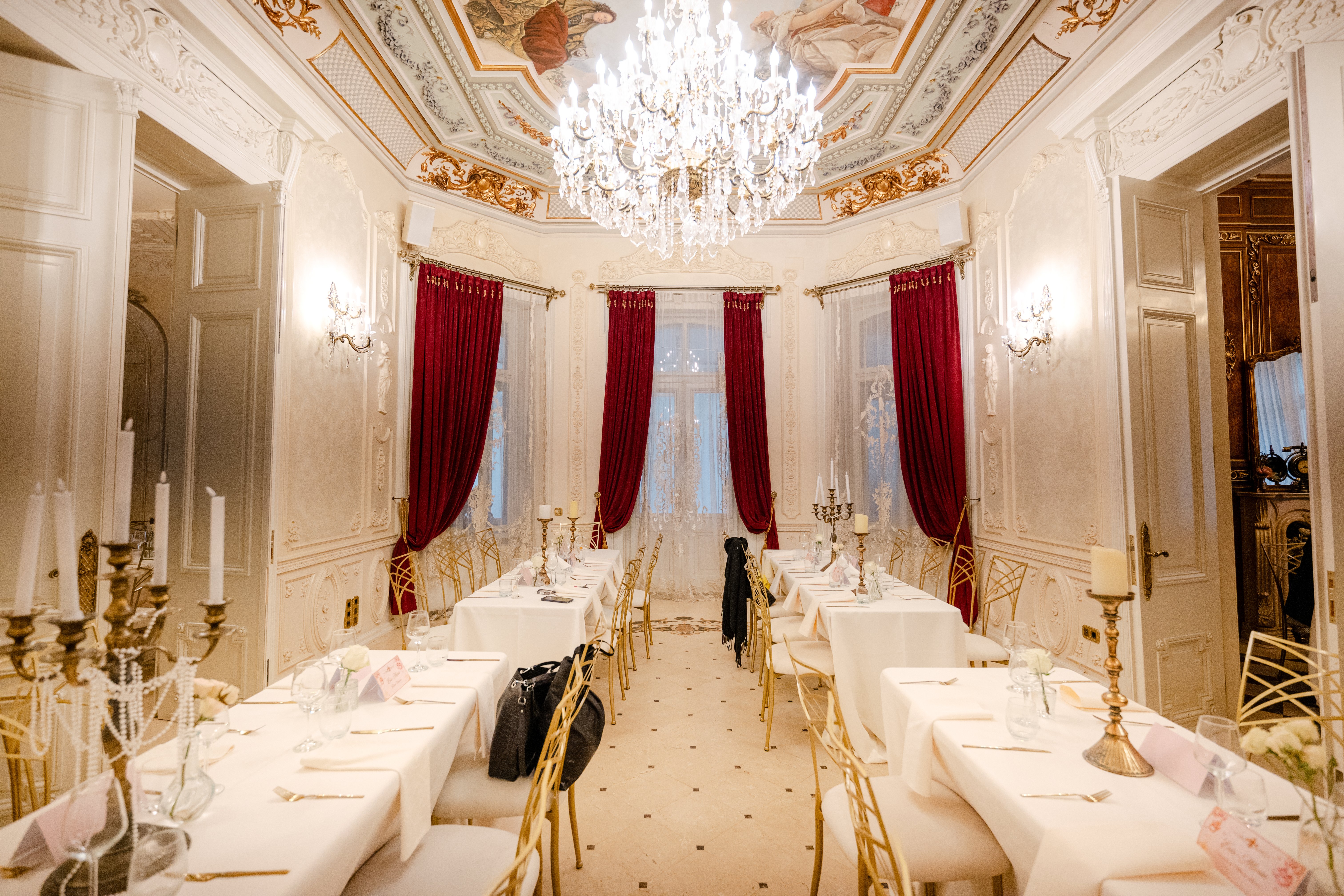 Salon botez palatul noblesse fresca candelabru bucuresti — Palatul Noblesse