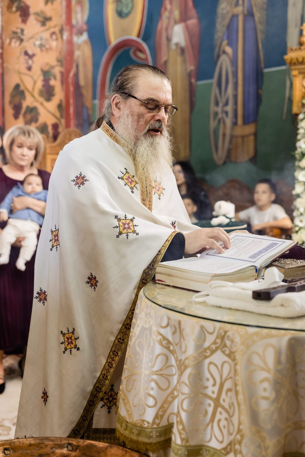Momente din ritualul de botez ortodox