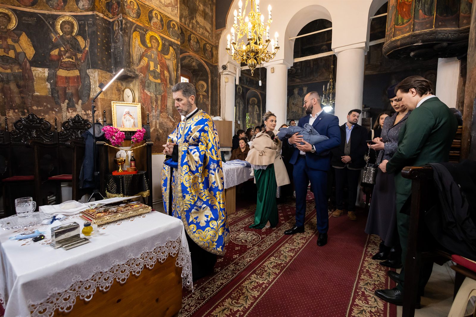 Ceremonia de botez ortodox în biserică — preotul, nașii și familia, tradiții românești