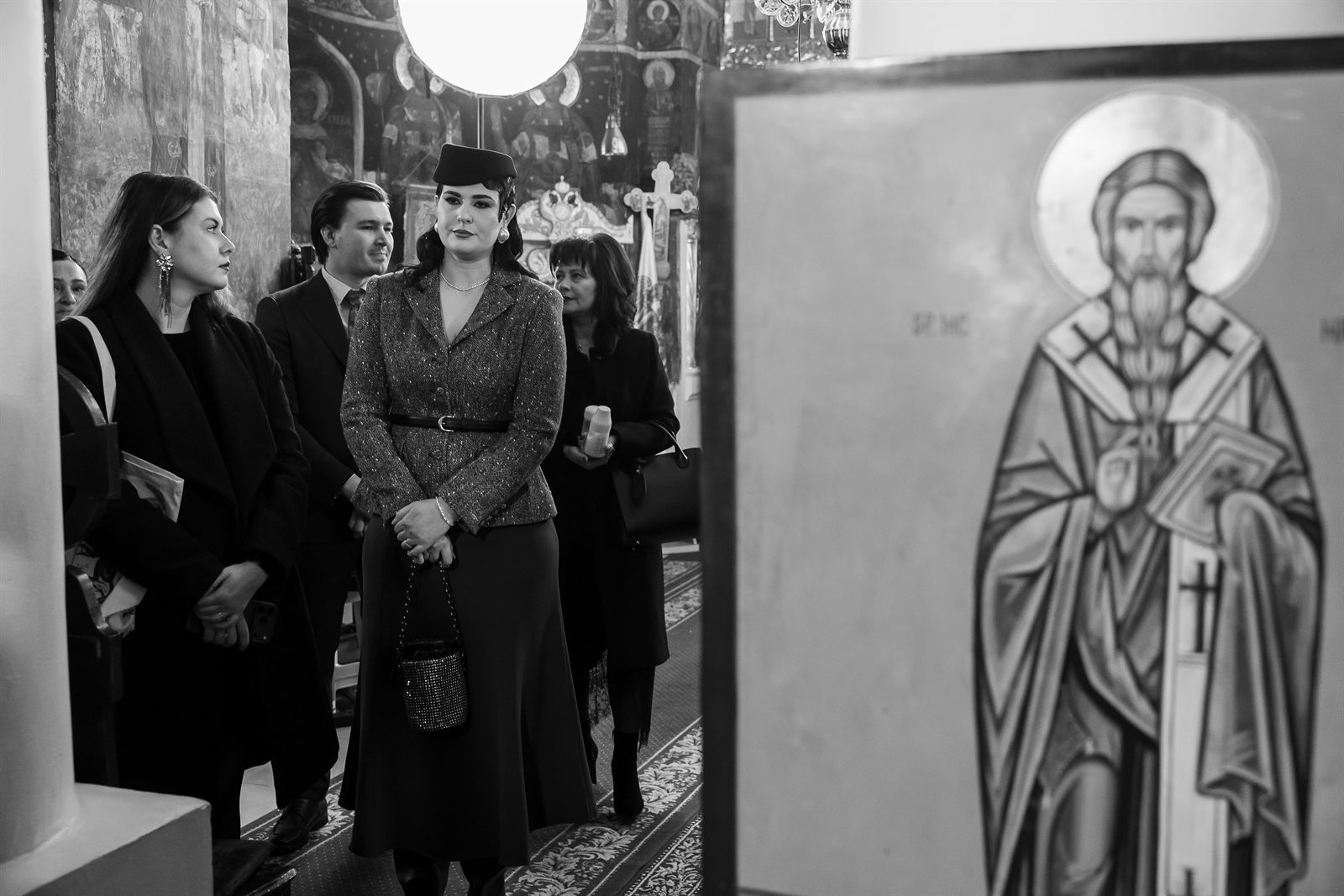 Nașa la botezul ortodox, în biserică lângă icoană, tradiții românești