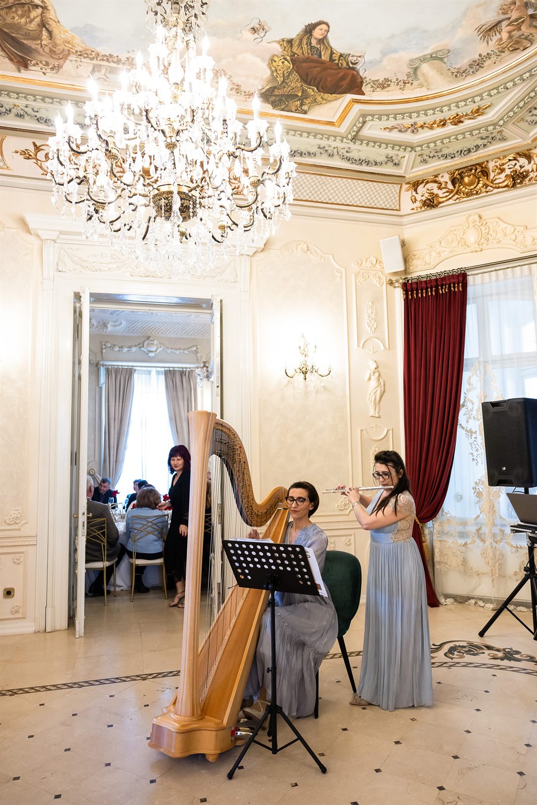 Muzică live cu harpă și flaut la petrecerea de botez în salonul Palatului Noblesse