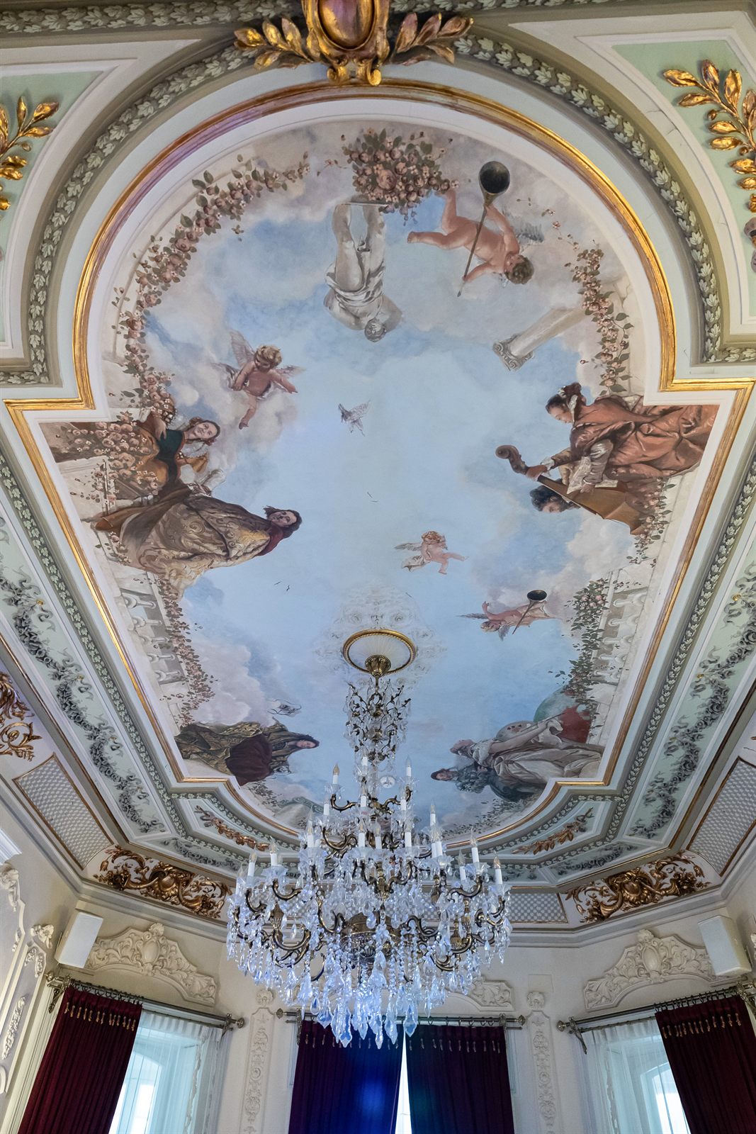 Tavan pictat și candelabru de cristal în salonul Palatului Noblesse, petrecere de botez