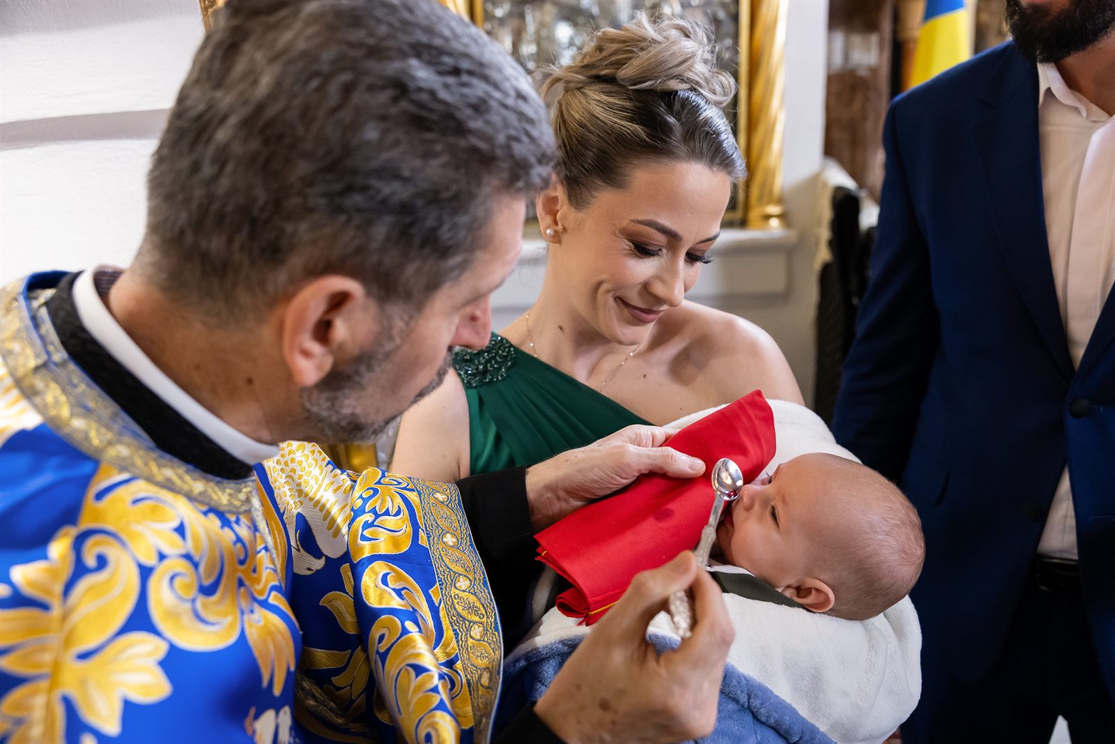 Tăierea moțului — moment din ceremonia de botez ortodox, tradiții românești