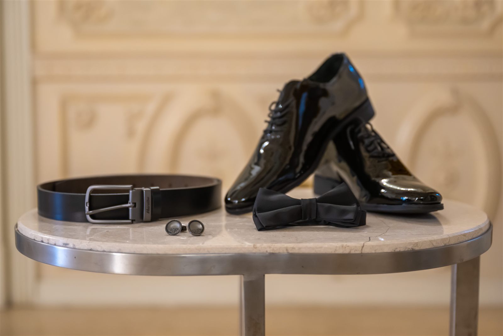 Accesorii de bărbat pentru black tie — papion, butoni și pantofi de lac, la Palatul Noblesse