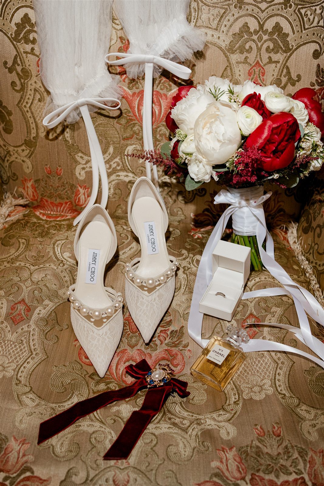 Accesorii de eveniment — pantofi Jimmy Choo, buchet și parfum, la Palatul Noblesse