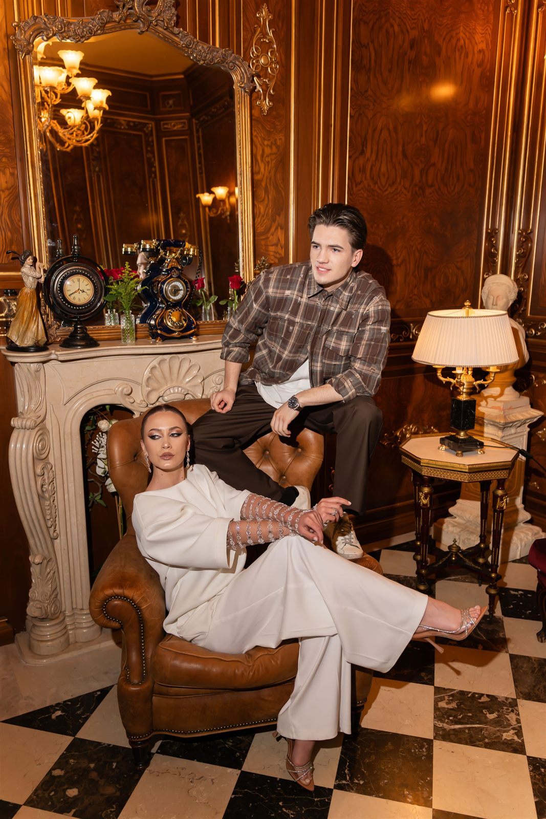 Cuplu în ținute smart casual, costum alb de damă și cămașă lejeră, la Palatul Noblesse