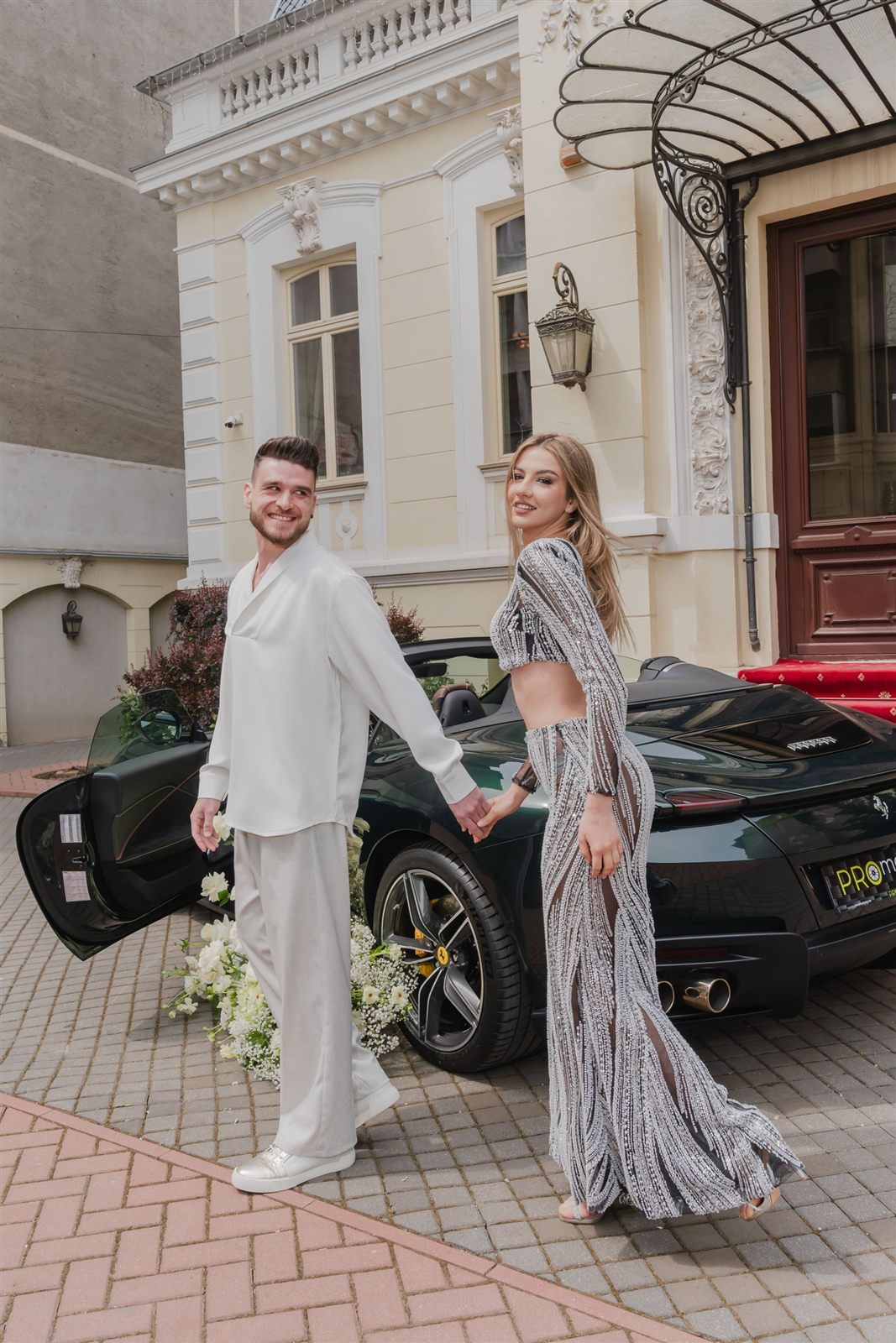 Cuplu elegant — rochie glam cu paiete și ținută relaxată, la Palatul Noblesse
