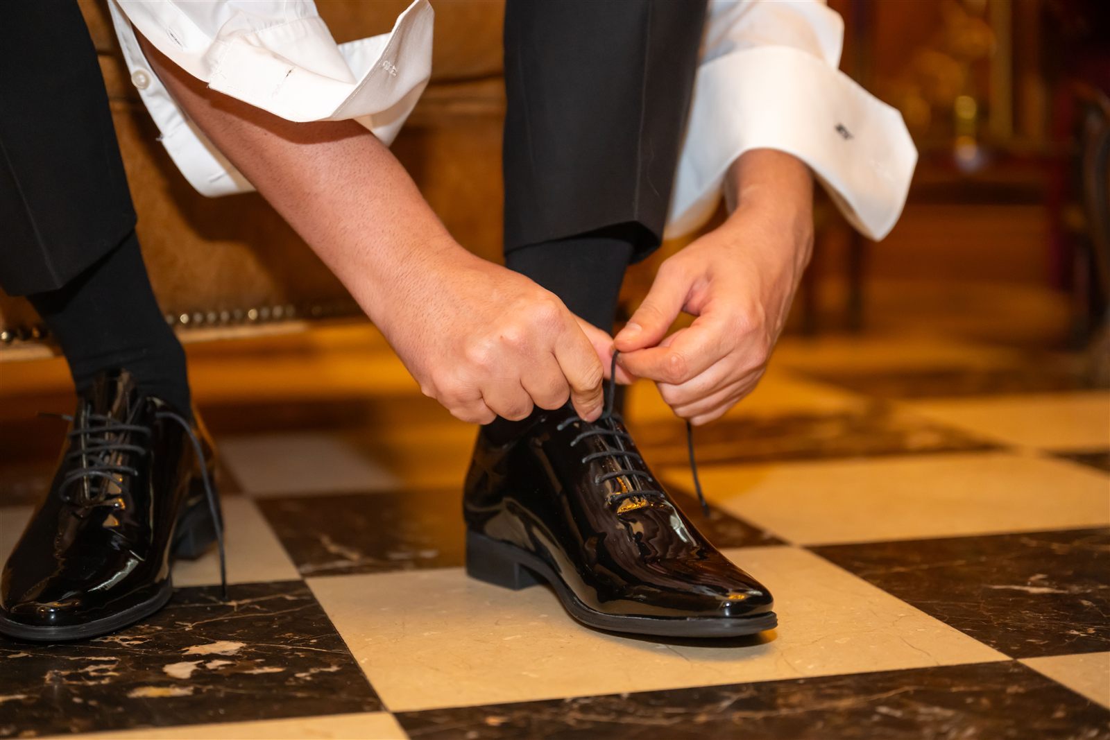 Detaliu cu pantofi de lac negri, ținută black tie, la Palatul Noblesse