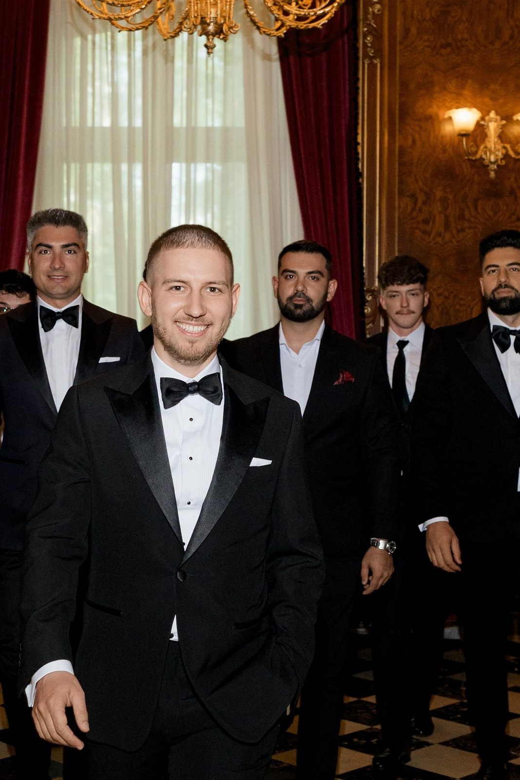Grup de bărbați în smoking, dress code black tie la Palatul Noblesse