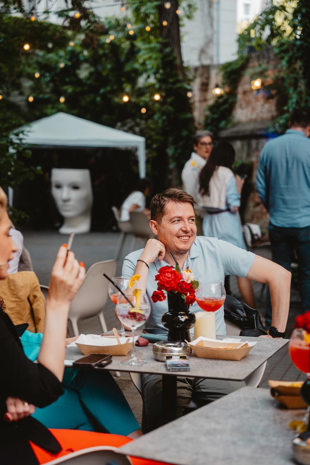 Ținută casual la un eveniment în grădină, atmosferă relaxată de zi, la Palatul Noblesse