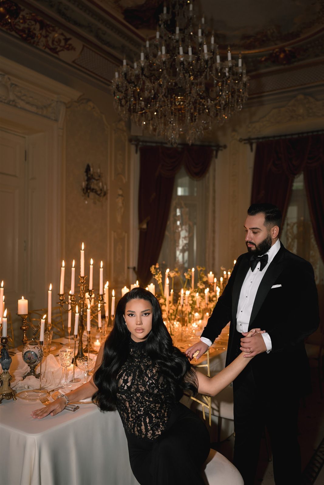 Cuplu în ținute de seară, smoking și rochie neagră, la o cină black tie la Palatul Noblesse