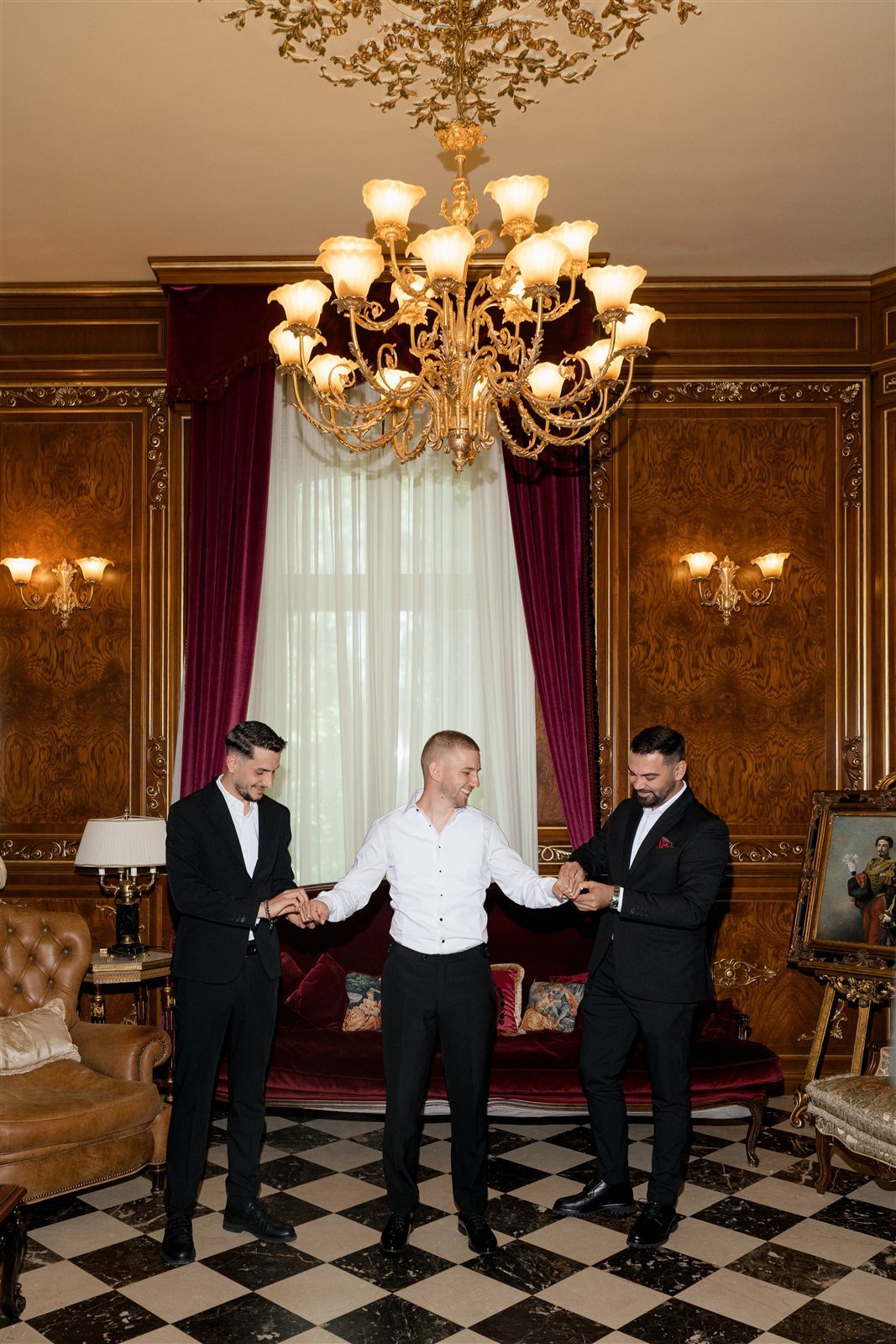 Bărbați în costume elegante la un eveniment în saloanele Palatului Noblesse