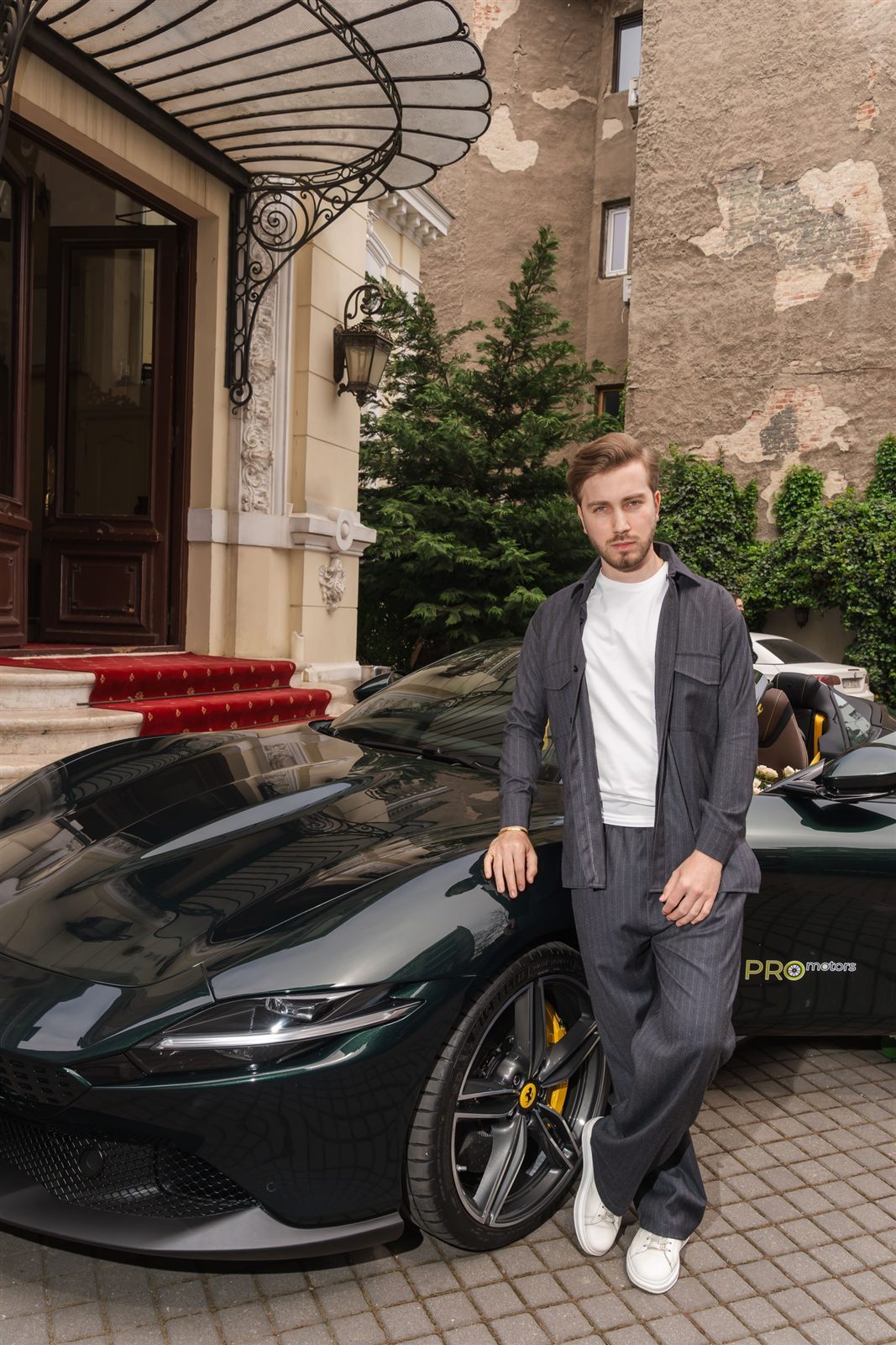 Bărbat în ținută smart casual — cămașă-sacou și tricou alb, la Palatul Noblesse