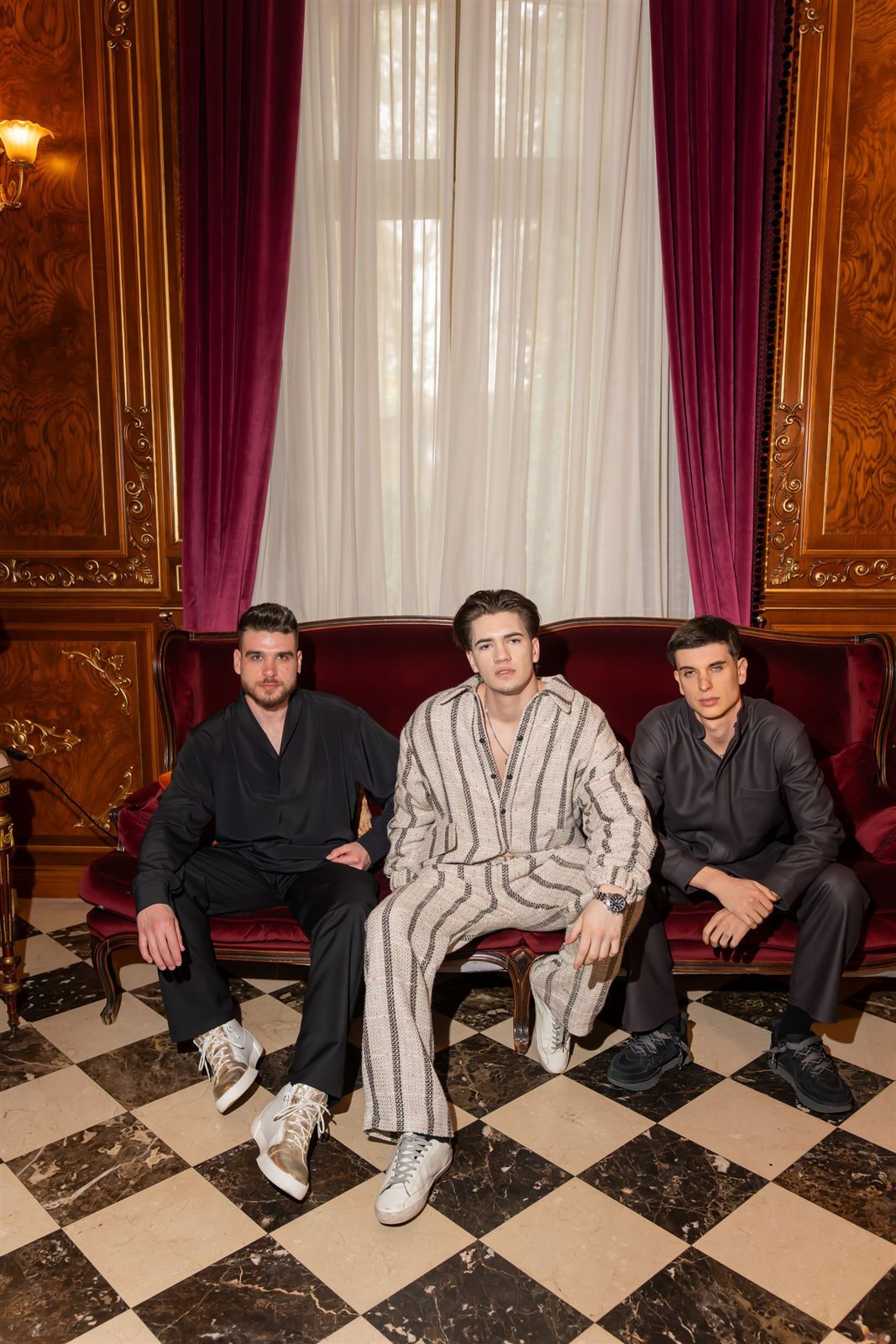 Grup de bărbați în ținute smart casual, relaxat-elegante, la Palatul Noblesse