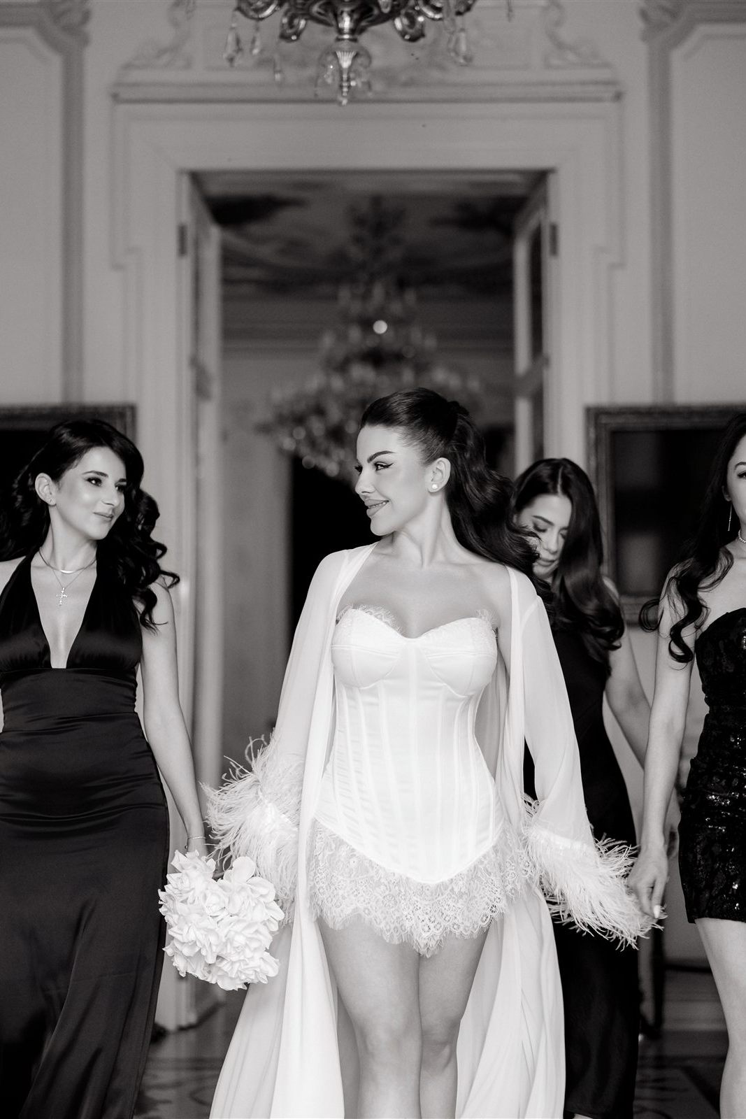 Femei în rochii negre de cocktail la un eveniment elegant la Palatul Noblesse