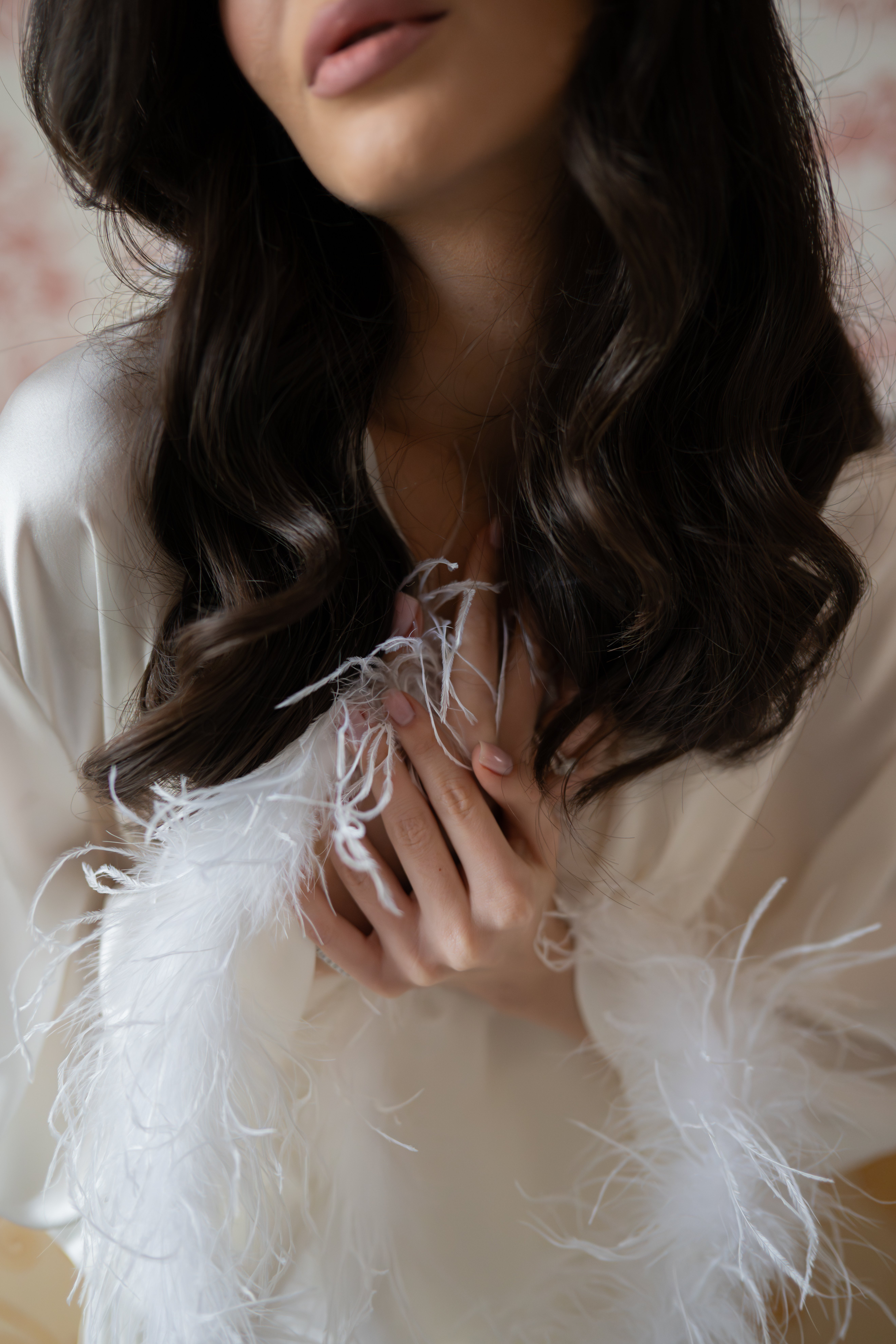 Detaliu pene halat bridal cu inele — close-up editorial alb-negru, tendinte nuntă 2026