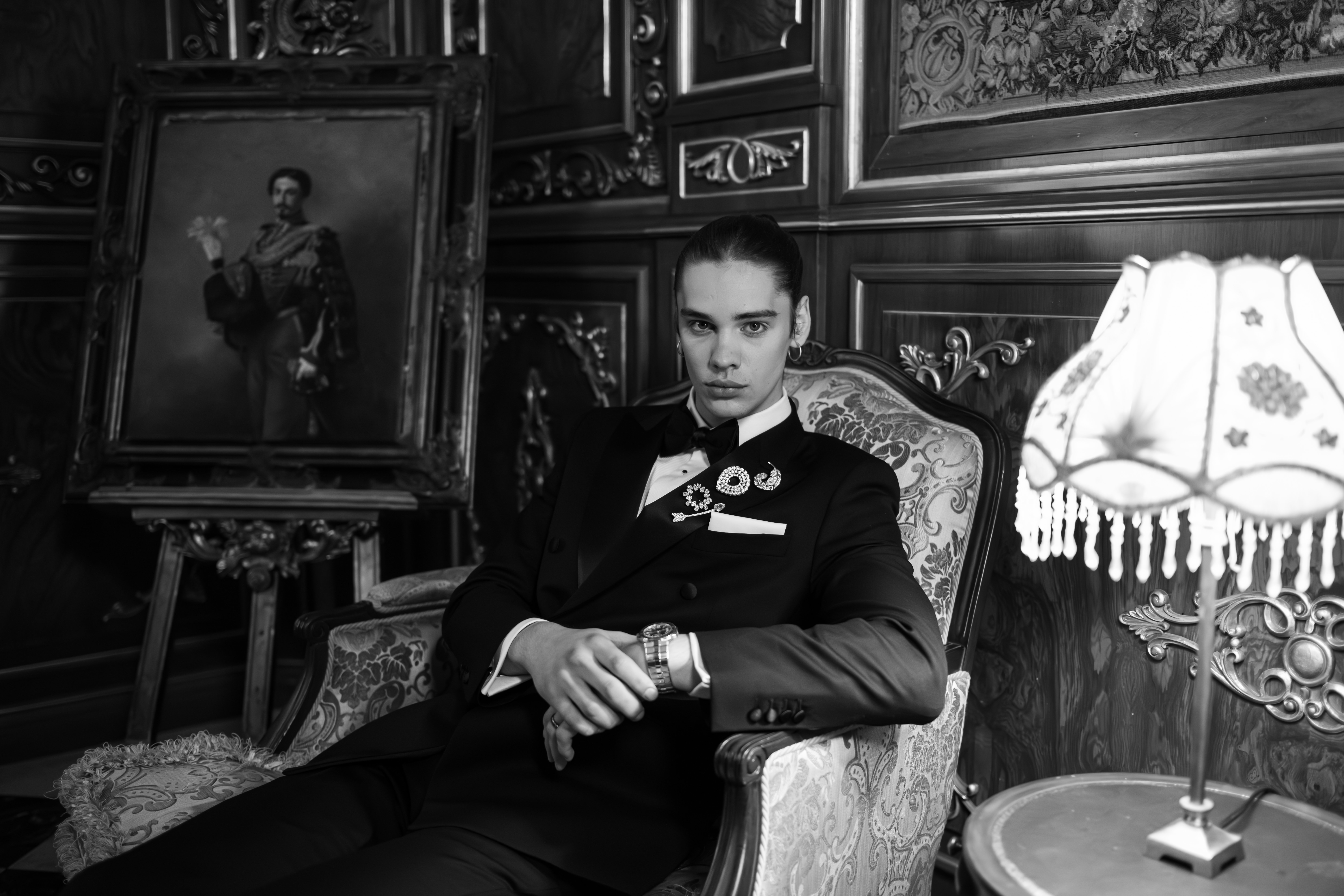 Editorial alb-negru — costum negru în salonul cu portrete în ulei, Palatul Noblesse București