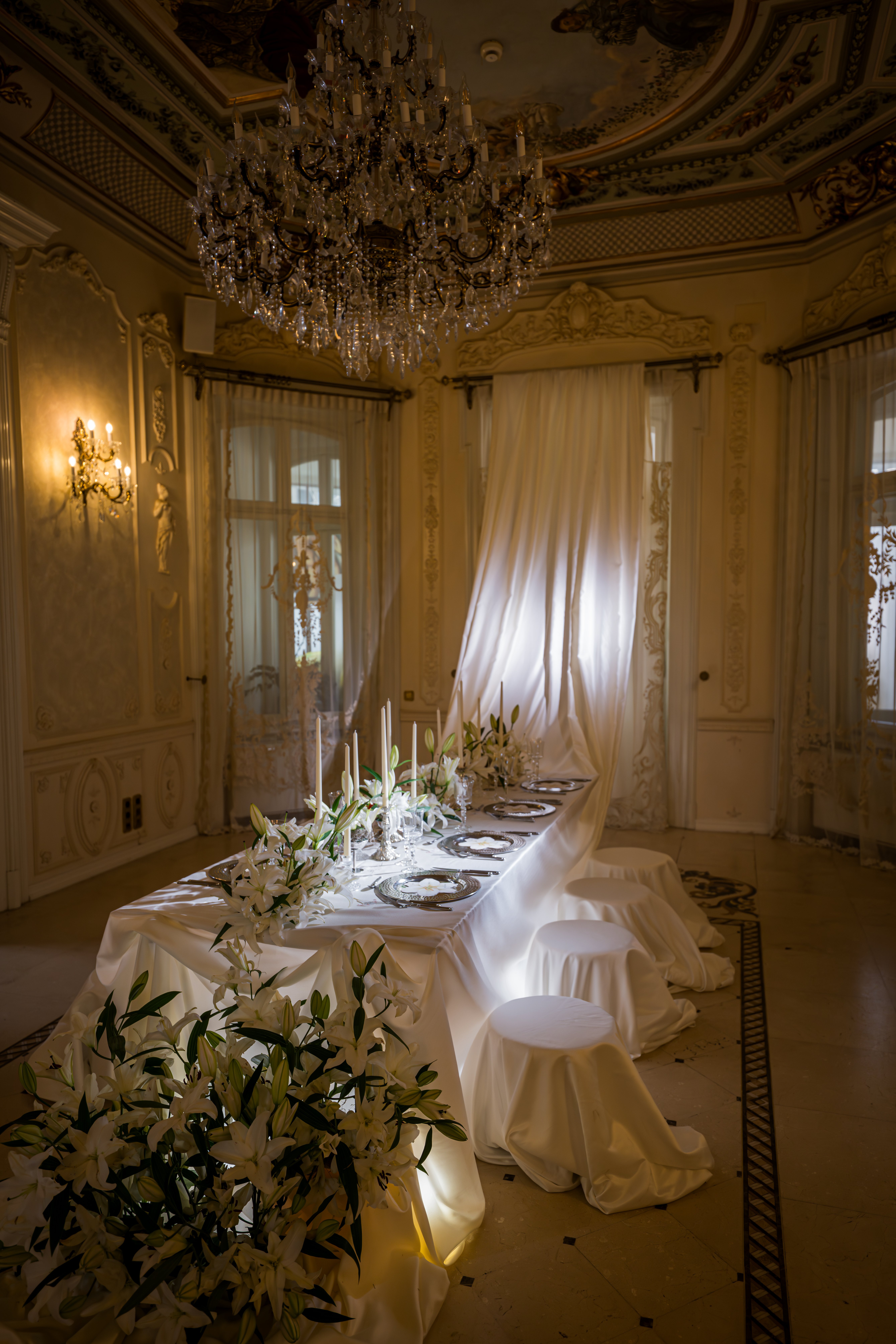 Masă de nuntă cu crini albi în cascadă și lumânări aprinse — aranjament floral tendinte 2026 Palatul Noblesse