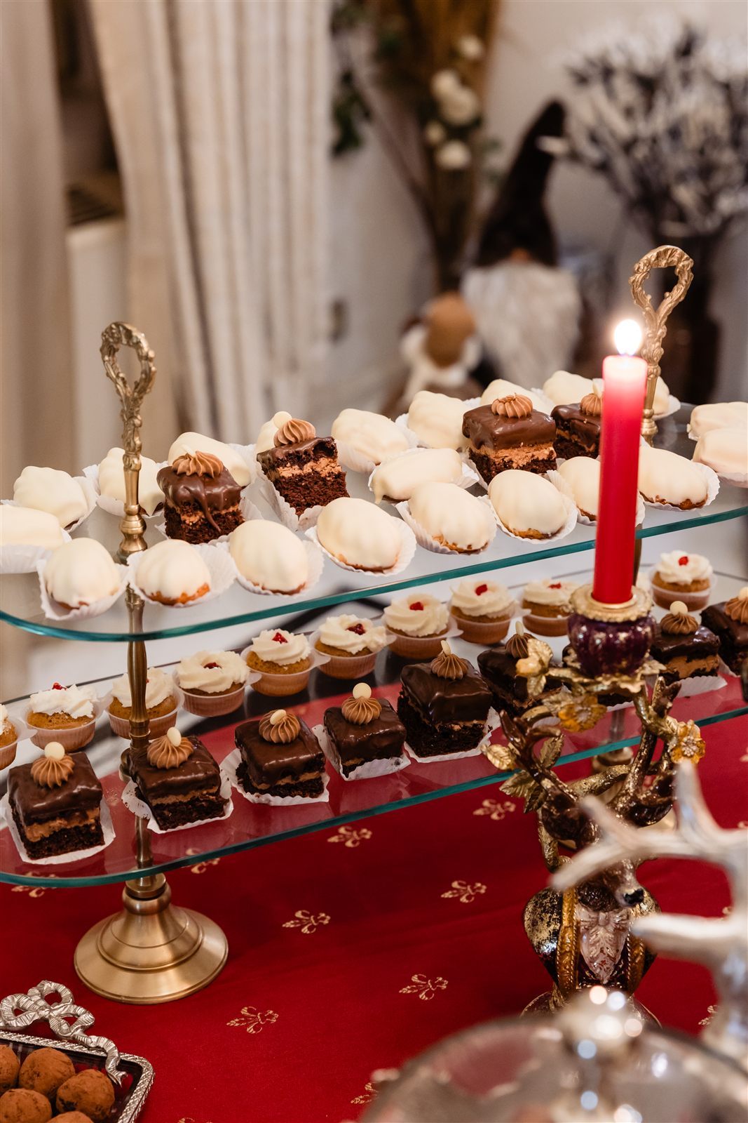 Bomboane și prăjituri de ciocolată pe etajere de cristal, candy bar Sala Gallery