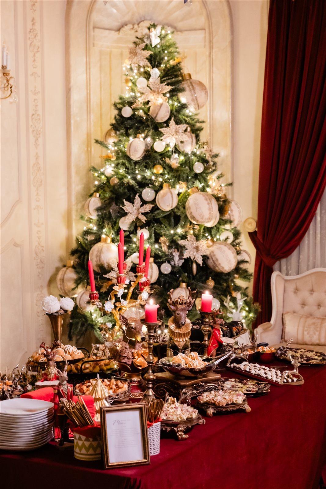 Bufet festiv de Crăciun lângă bradul alb-auriu din Salonul Florence