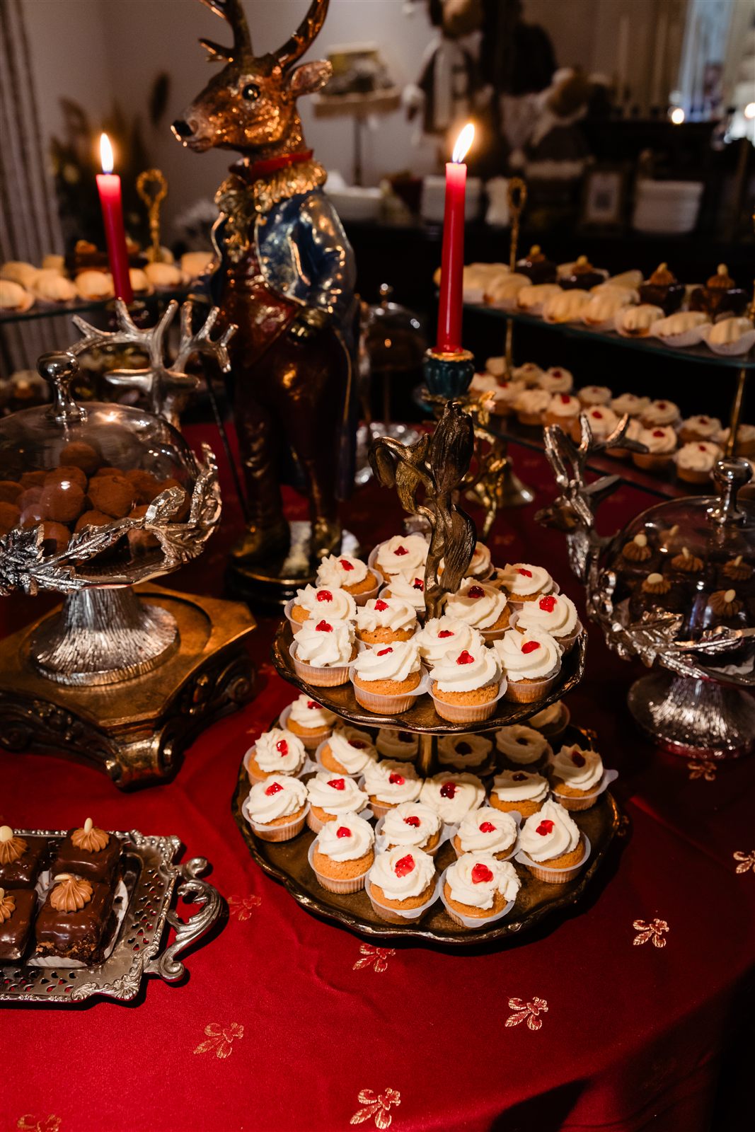 Cupcakes de Crăciun și figurine aurii pe candy bar-ul Palatului Noblesse