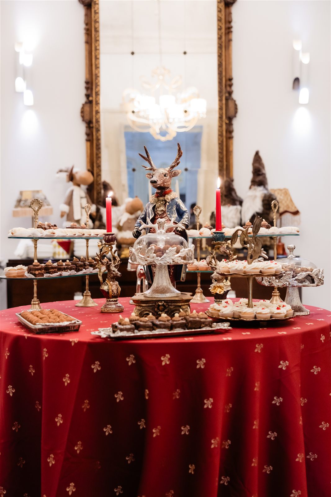 Candy bar de Crăciun în fața oglinzii monumentale din Sala Gallery