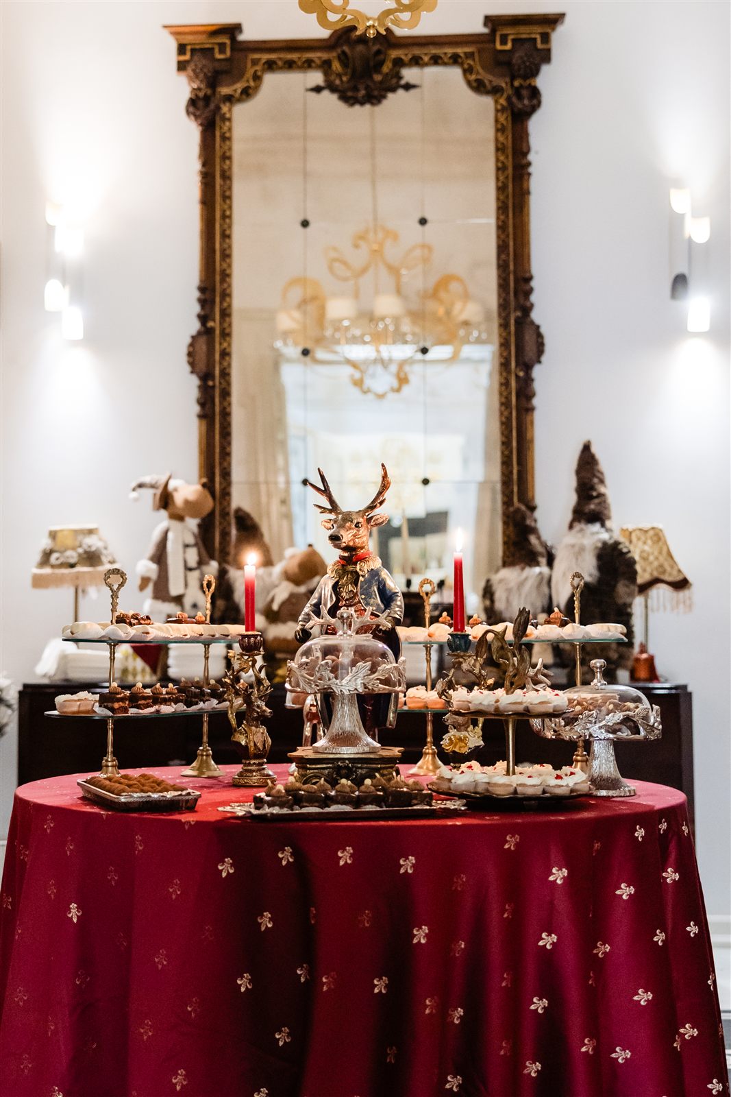 Candy bar de Crăciun în Sala Gallery, cu oglindă aurită și masă rotundă în catifea roșie