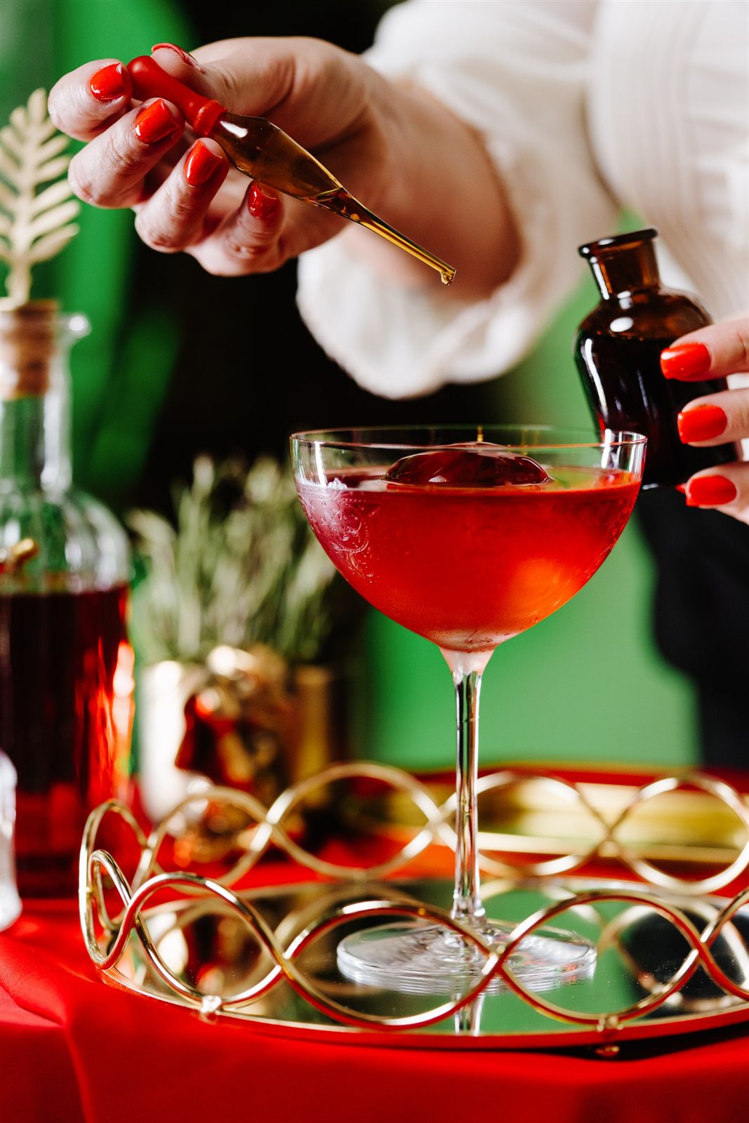 Cocktail signature roșu cu rozmarin pentru petrecerea de Crăciun a companiei