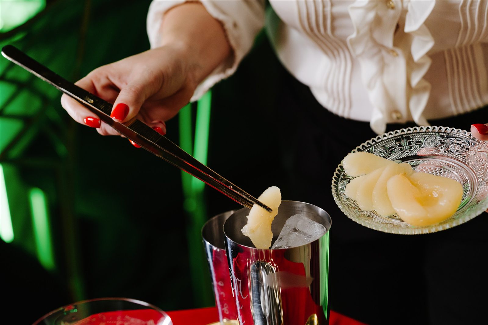Mixolog pregătind un cocktail de iarnă cu pară, la petrecerea de Crăciun a firmei