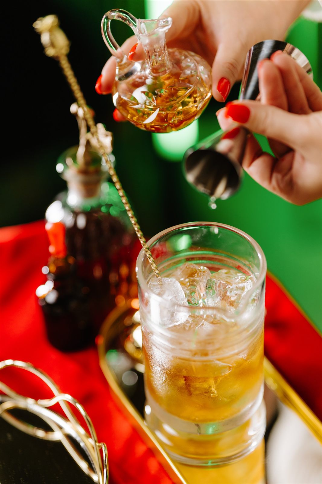 Mixolog turnând un cocktail signature de Crăciun, Palatul Noblesse