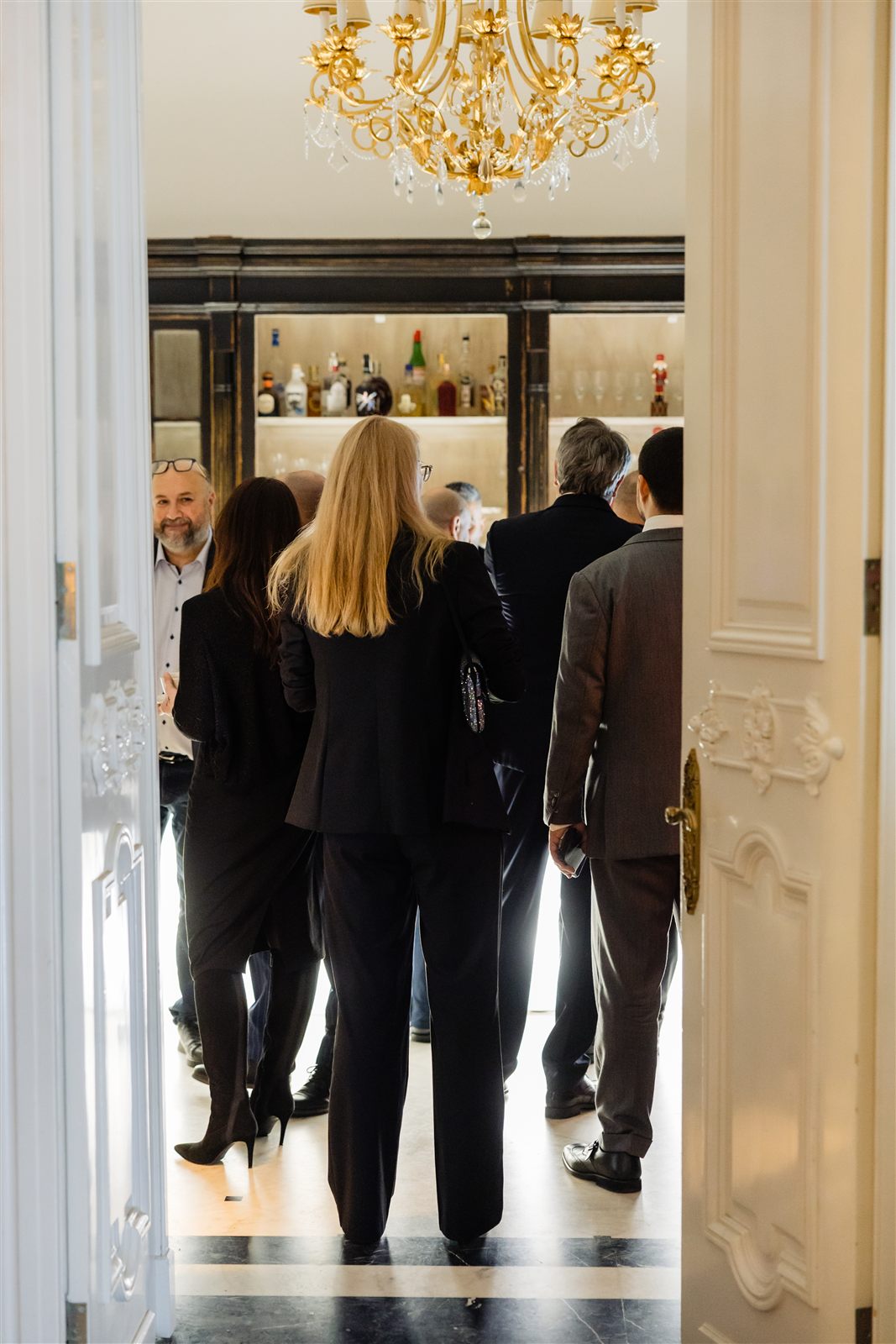Open bar în Salonul Luxury — invitați sub candelabrul aurit, petrecere de Crăciun corporate