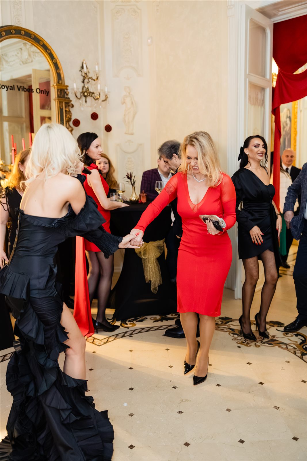 Invitați dansând în Salonul Baroque la petrecerea de Crăciun a companiei