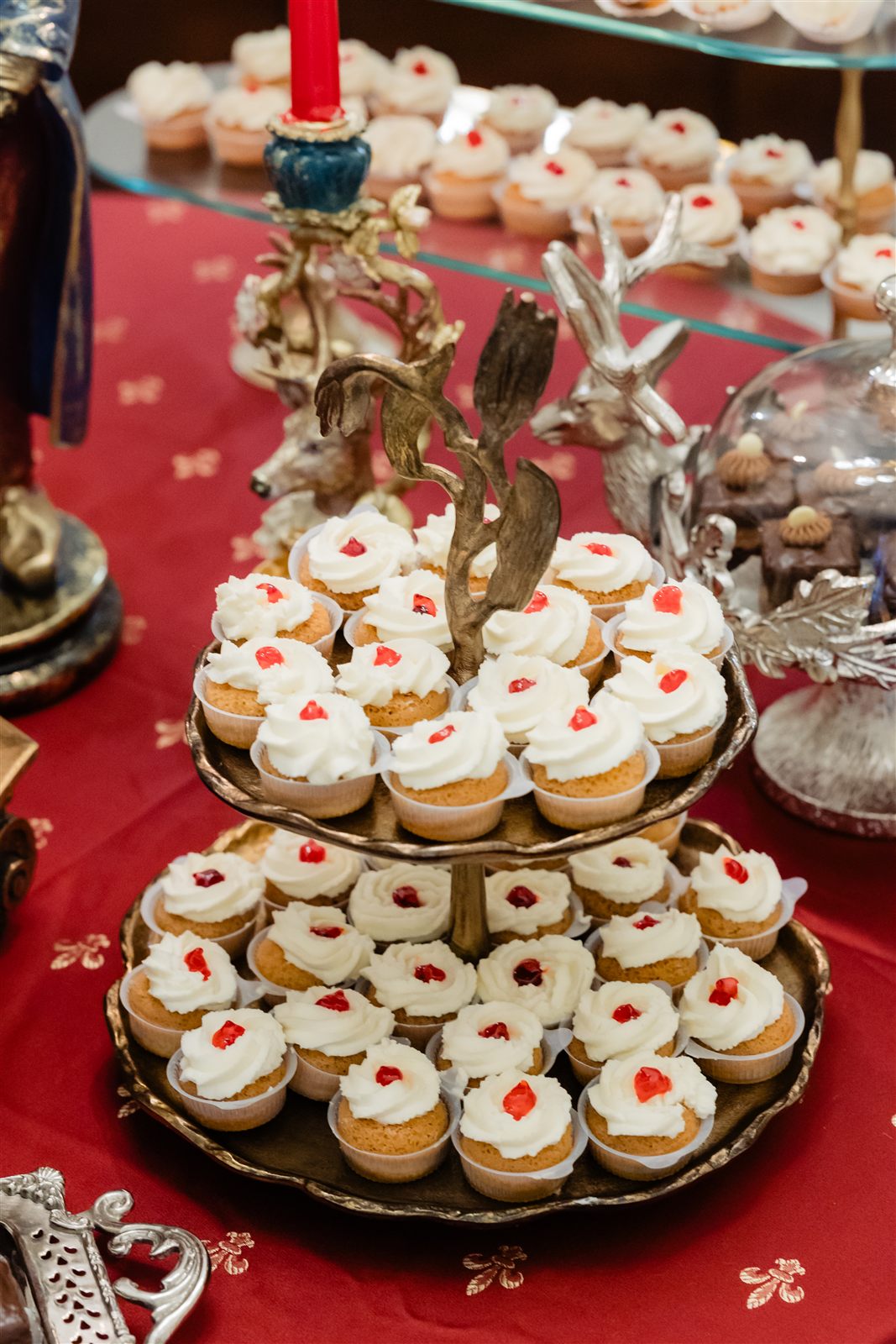 Prăjituri și cupcakes cu fructe de pădure pe candy bar-ul de Crăciun