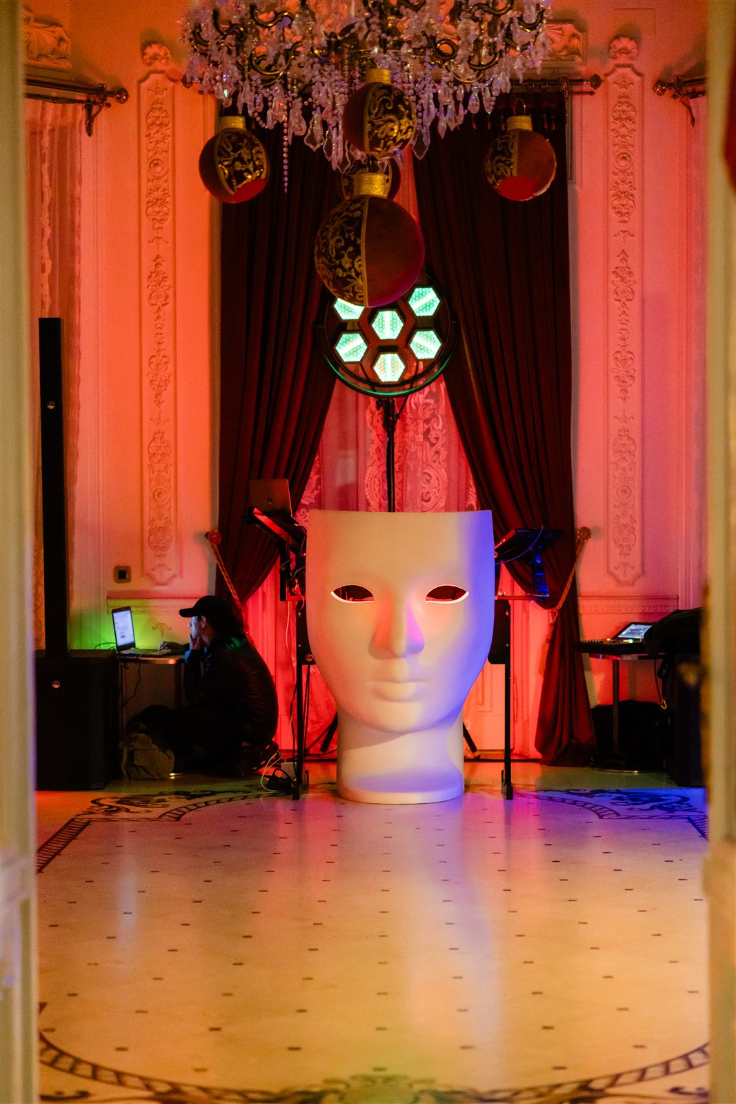 Salonul Baroque pregătit pentru petrecerea de Crăciun — lumini de scenă, candelabru și globuri de catifea