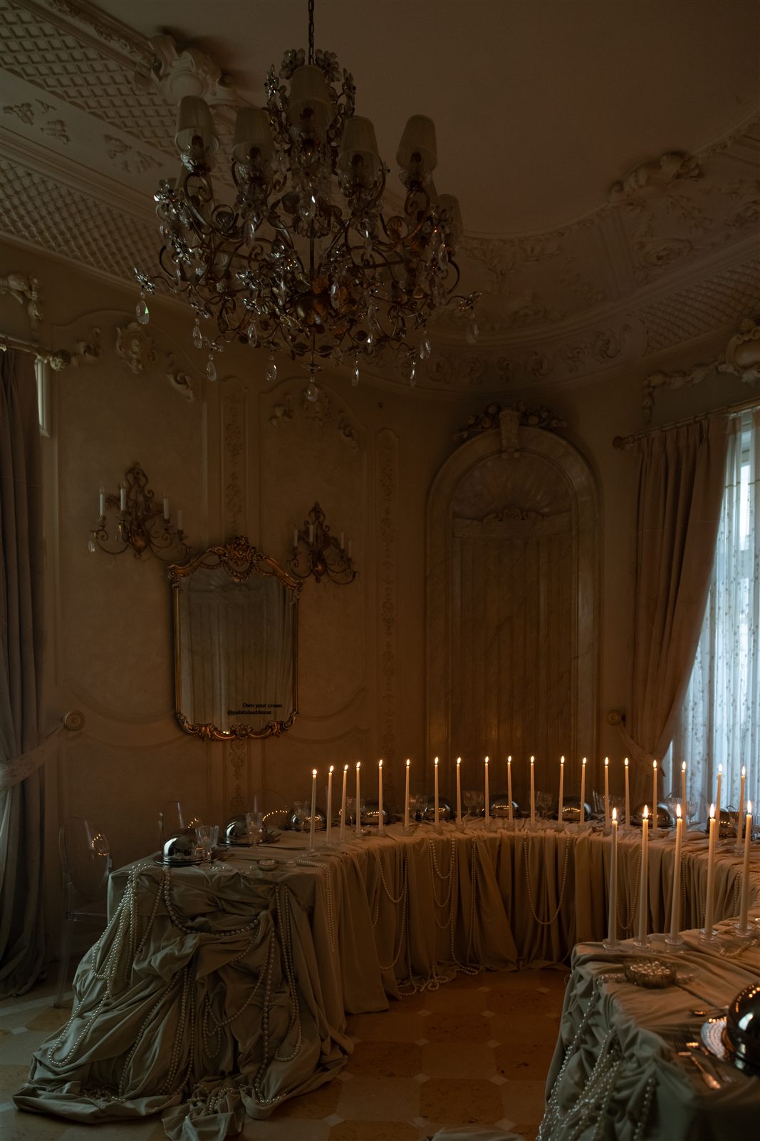 Decor de nuntă old money cu perle și lumânări