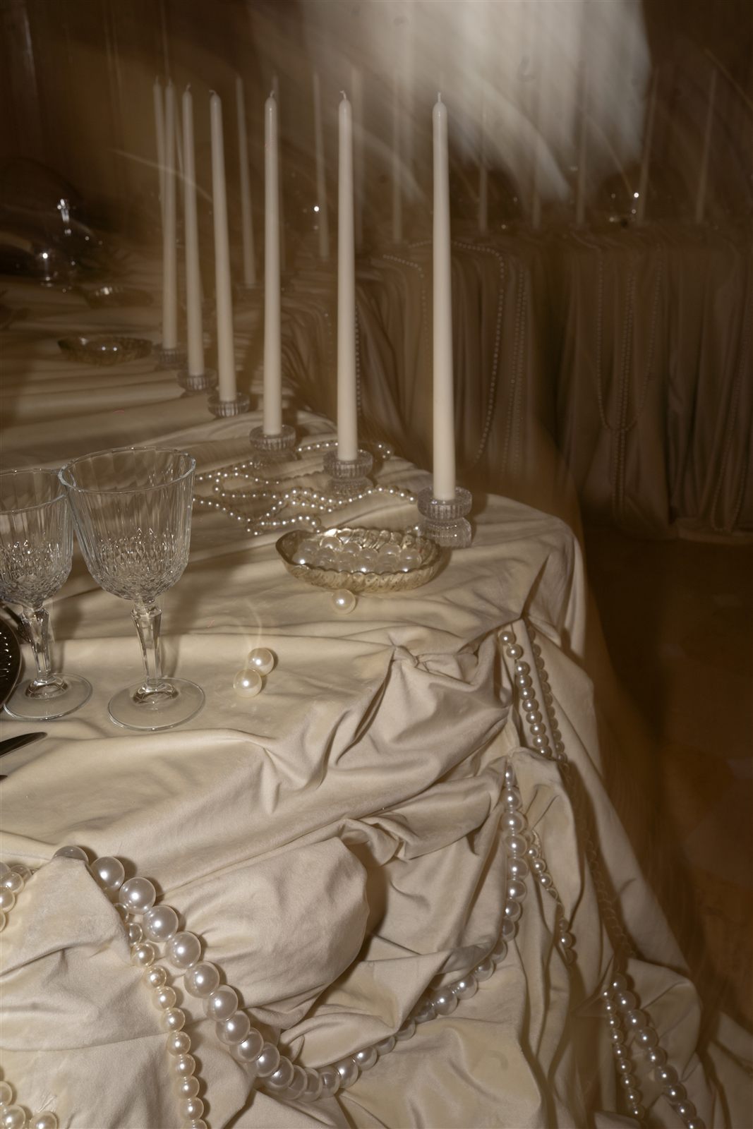 Decor de nuntă old money cu perle și lumânări