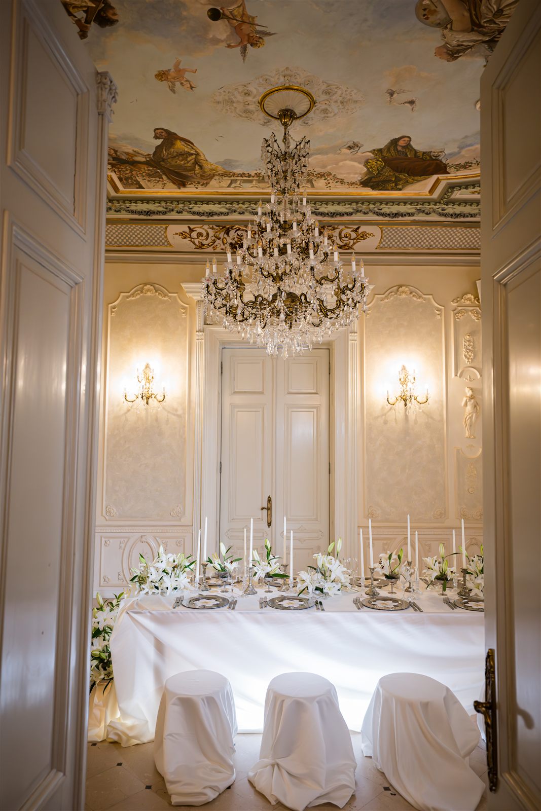 Salon Palatul Noblesse cu candelabru de cristal și plafon pictat