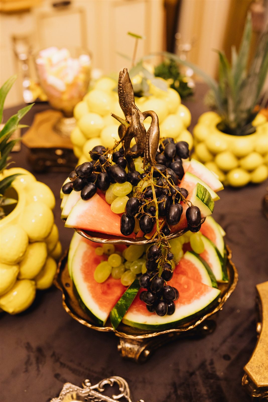 Aranjament de fructe cu pepene și struguri la o aniversare la Palatul Noblesse