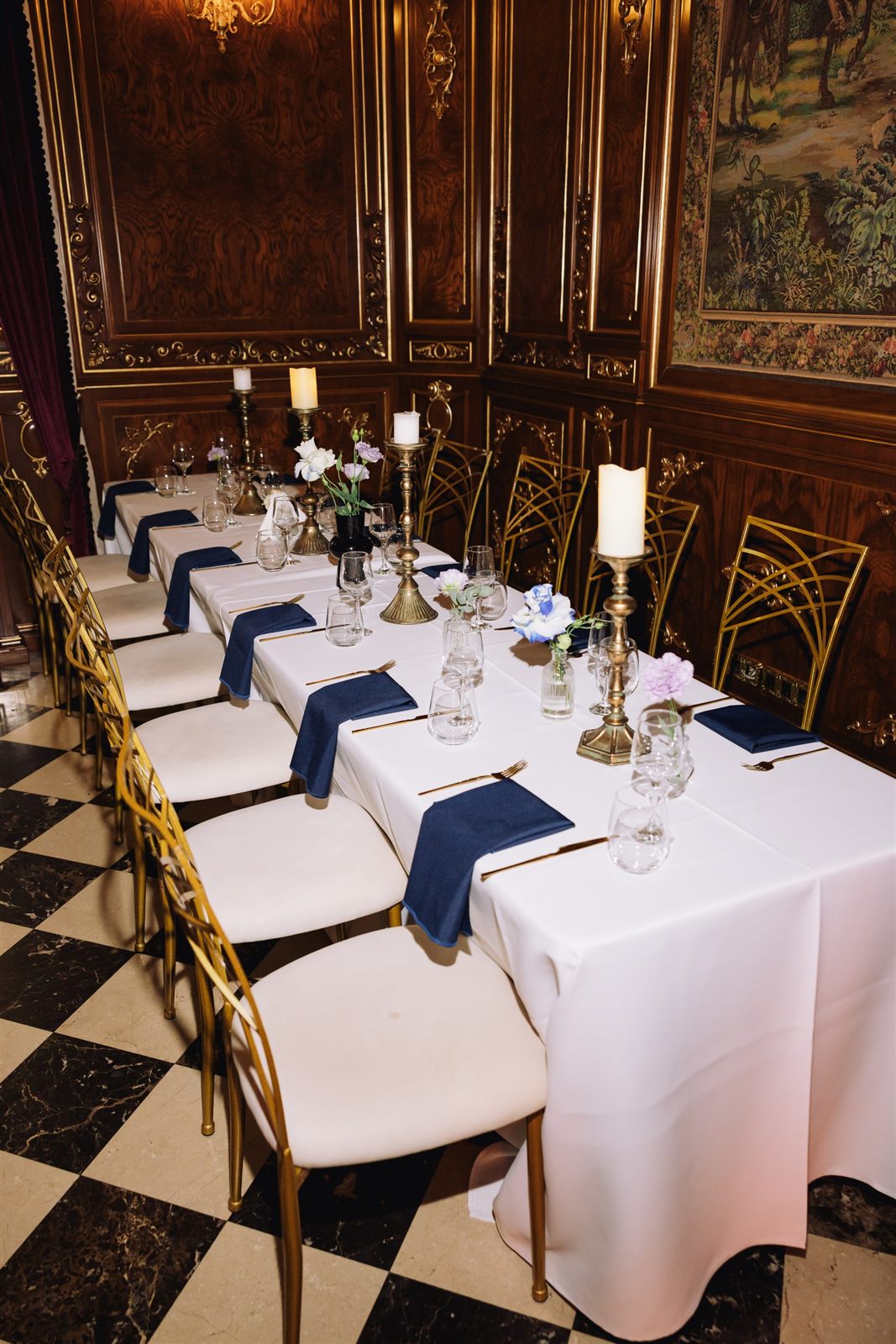 Aranjament de masă pentru petrecere aniversară, scaune aurii și decor bleumarin, Palatul Noblesse