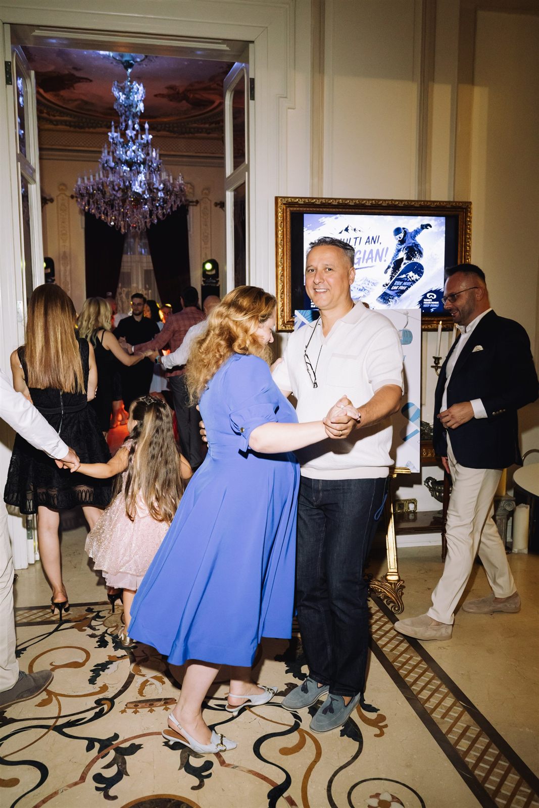 Cuplul gazdă dansând la o petrecere aniversară în salonul Palatului Noblesse București