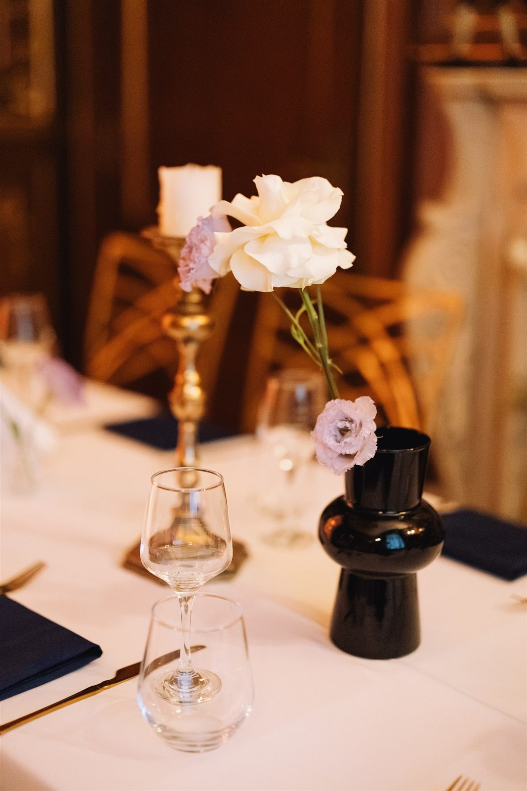 Decor floral cu trandafir alb și vază neagră pe masa unei petreceri aniversare, Palatul Noblesse