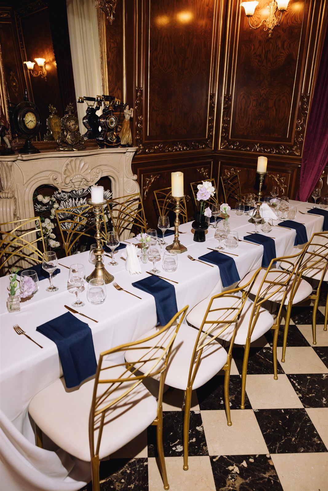 Decor de masă în paletă bleumarin și auriu pentru o petrecere aniversară la Palatul Noblesse