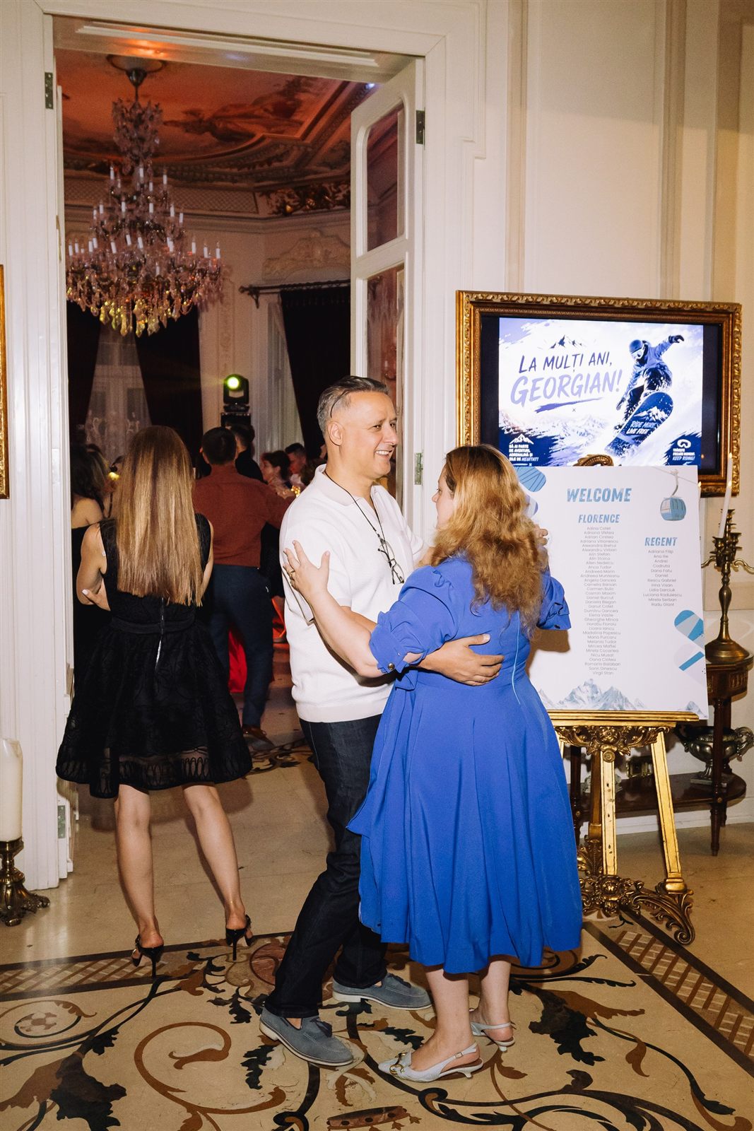 Gazdele Palatului Noblesse dansând la o petrecere aniversară în salonul cu candelabru