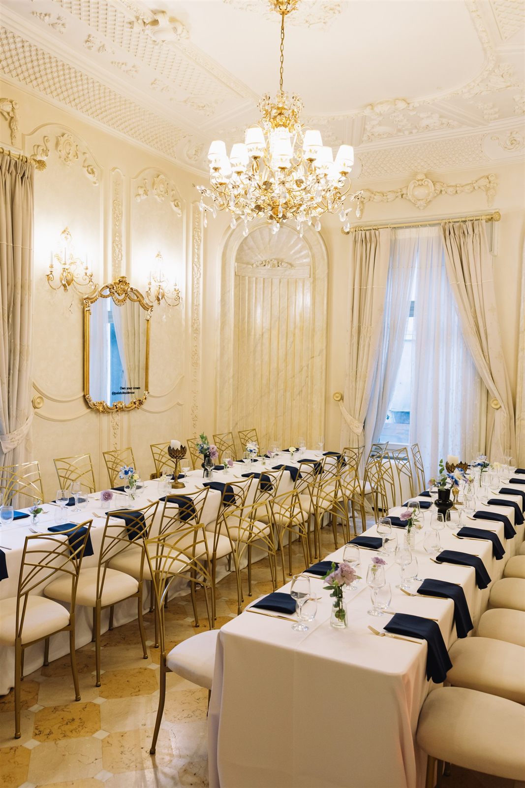 Salon pregătit pentru o petrecere aniversară la Palatul Noblesse București, mese festive sub candelabru