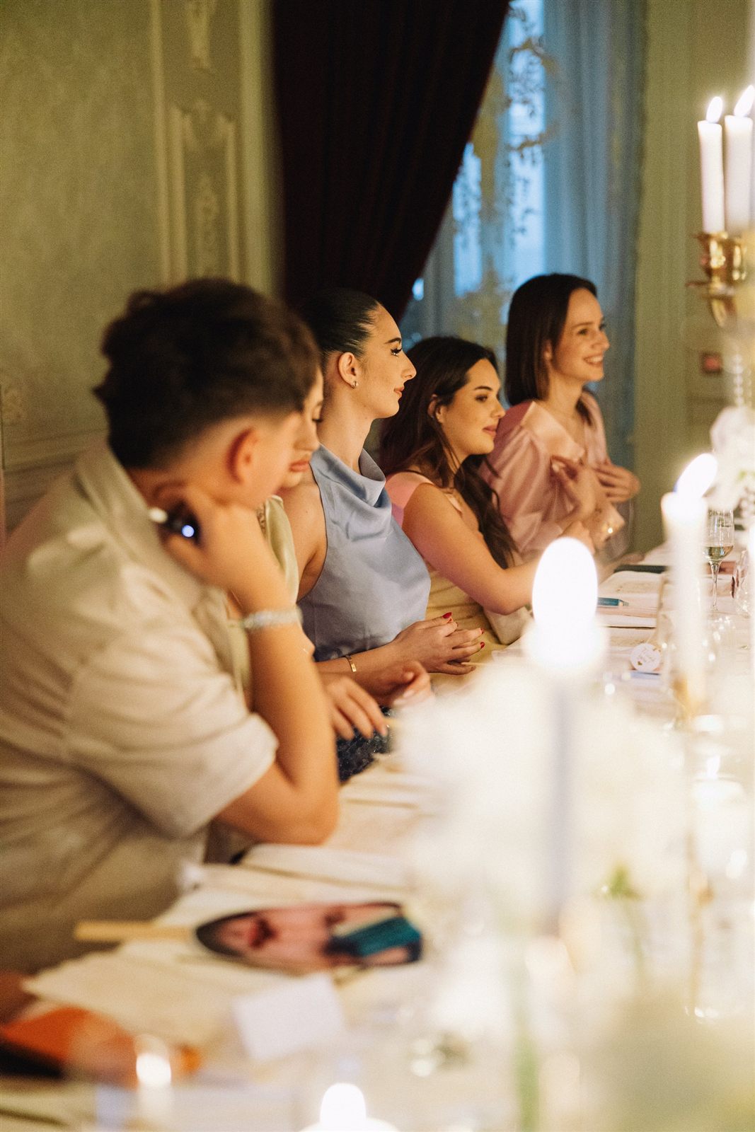 Invitate la cina de burlăcițe într-un salon de epocă din centrul Bucureștiului