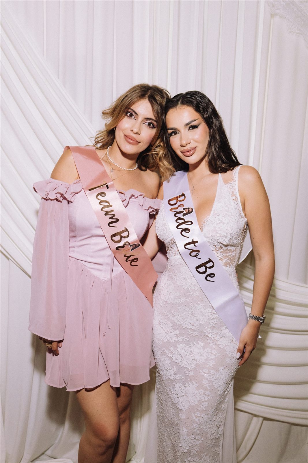 Momente de la petrecerea burlăcițelor cu eșarfe „Bride to be" la palat