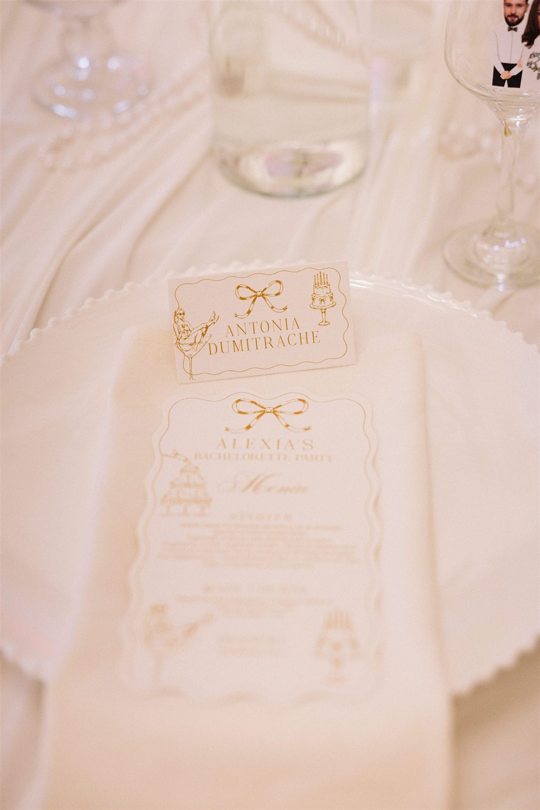 Meniu și place card elegant pentru petrecerea burlăcițelor la palat